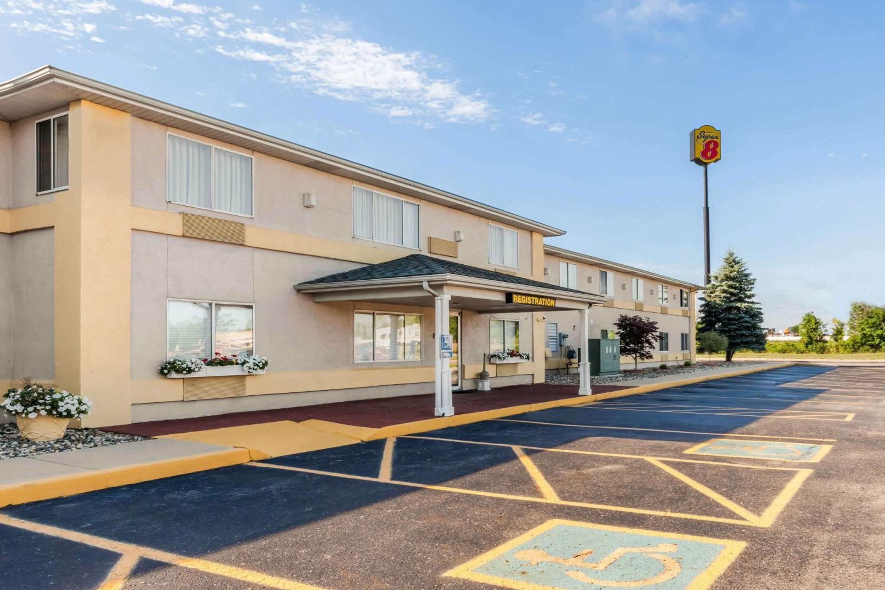 Hotel Super 8 by Wyndham Ionia MI