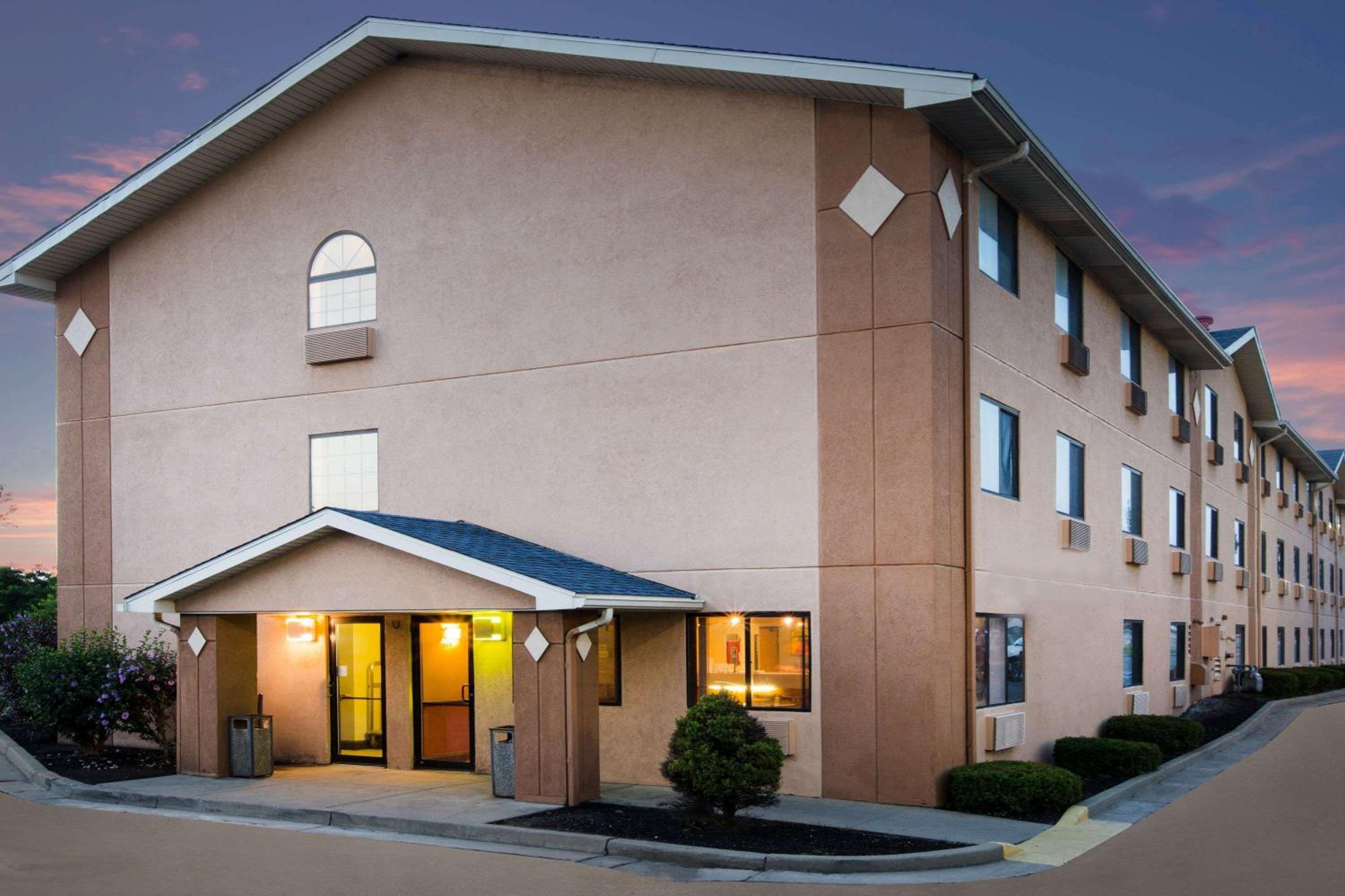 Super 8 by Wyndham Beckley view 2