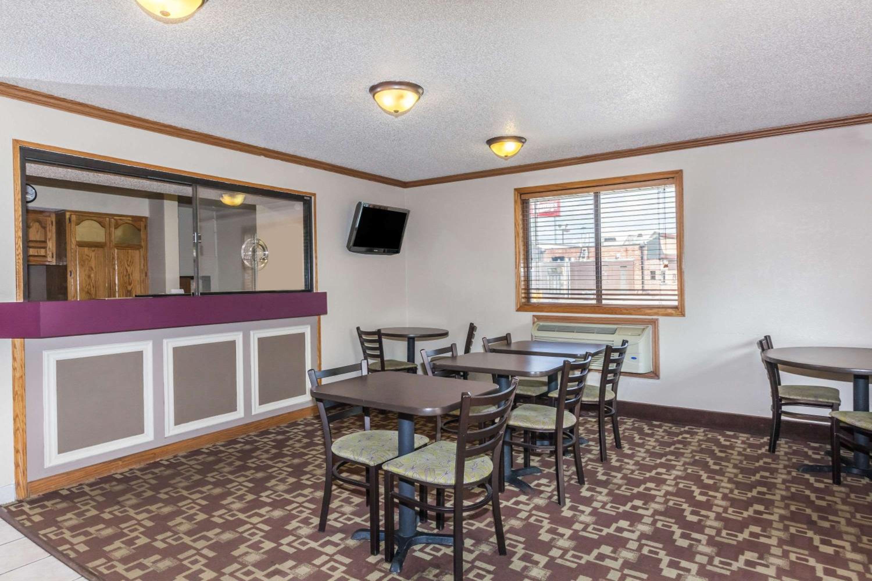Super 8 by Wyndham Dunbar/Charleston Area - Image 2