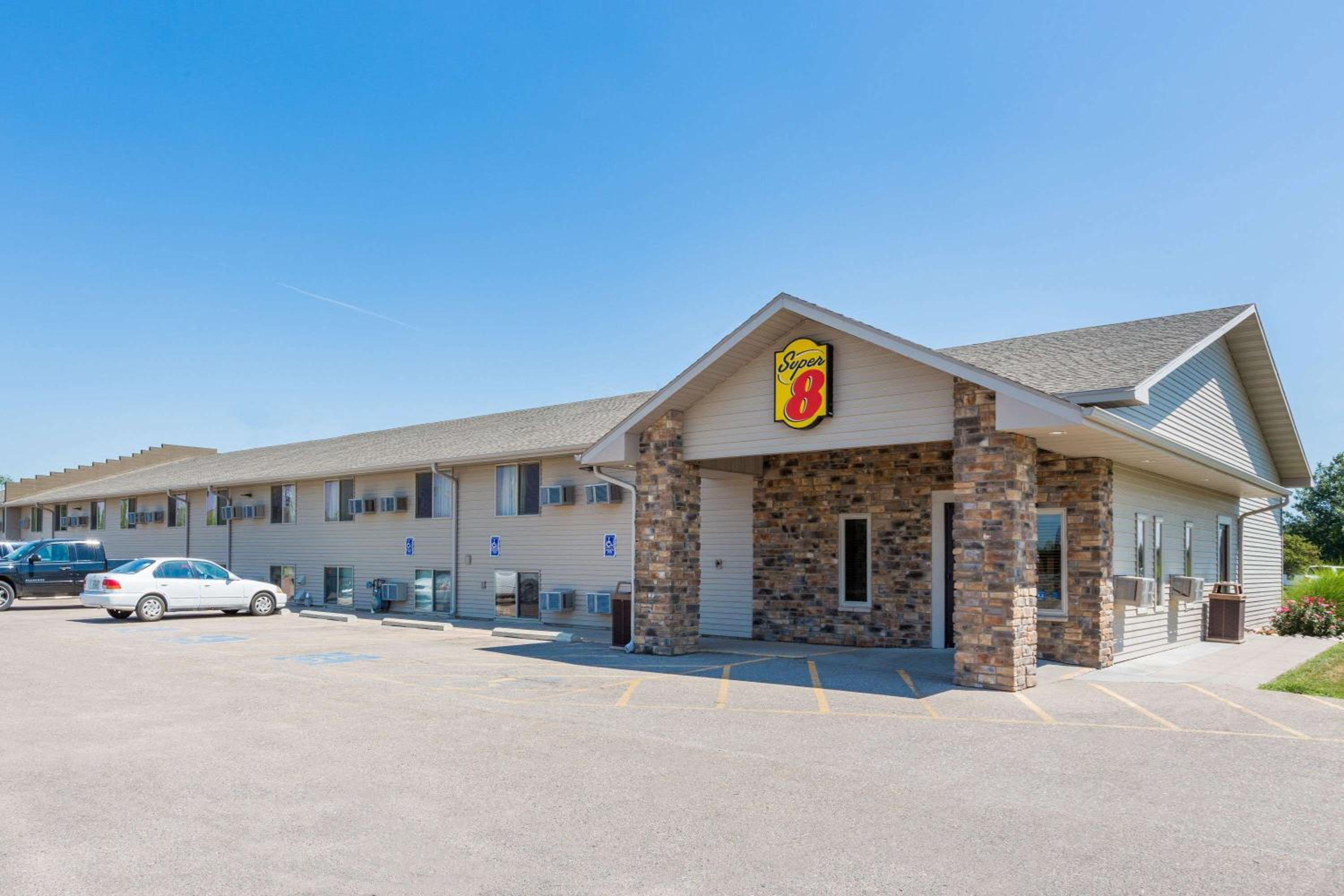 Kearney Vacations - Super 8 by Wyndham Kearney - Property Image 1