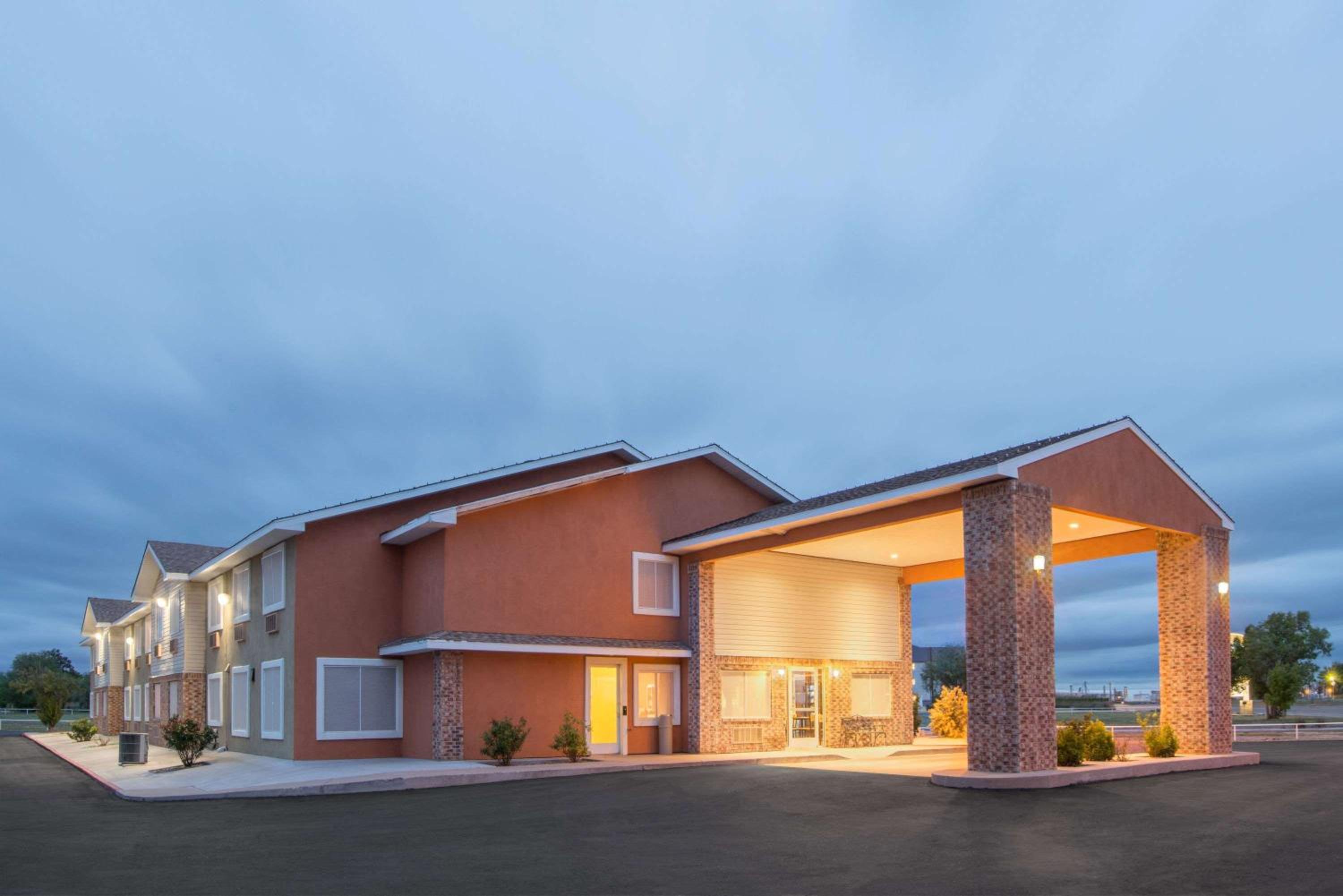 Super 8 by Wyndham Portales view 2