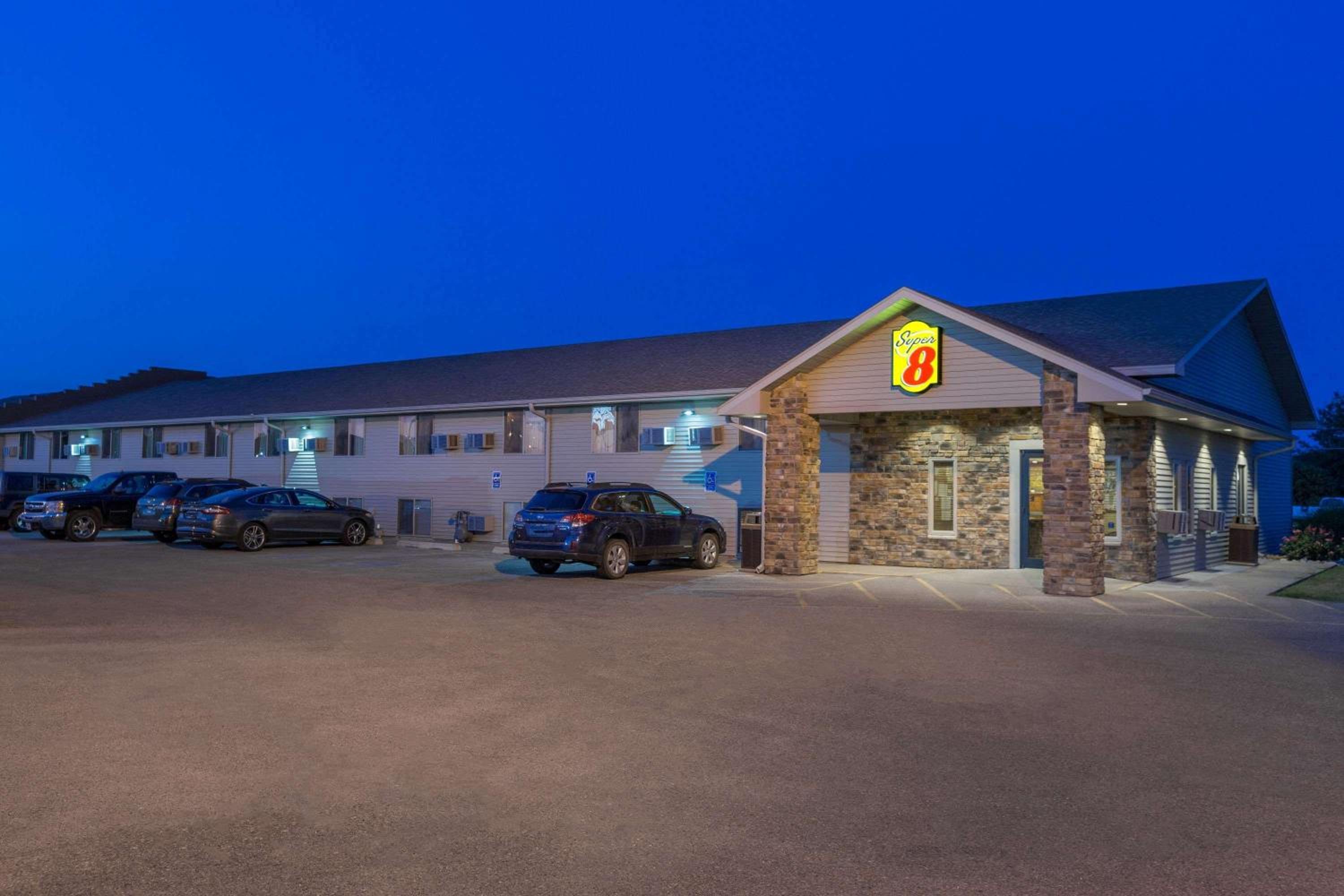 Kearney Vacations - Super 8 by Wyndham Kearney - Property Image 10