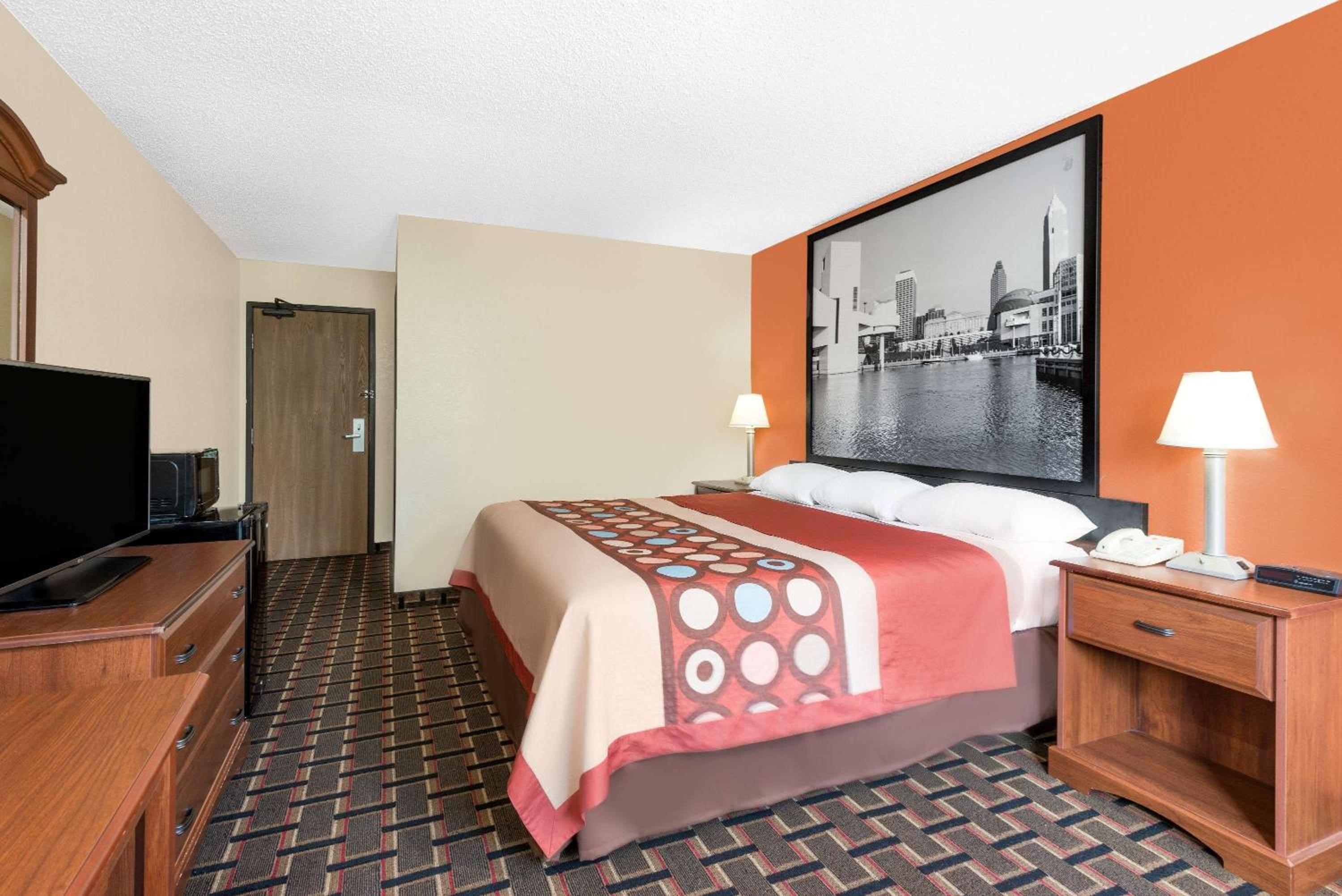 Super 8 by Wyndham Kent/Akron Area view 4