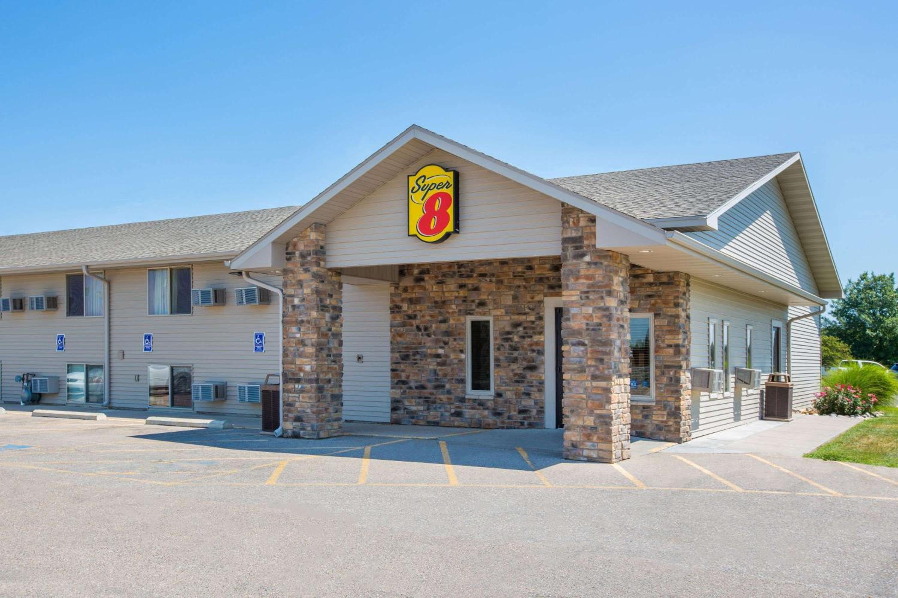 Kearney Vacations - Super 8 by Wyndham Kearney - Property Image 2