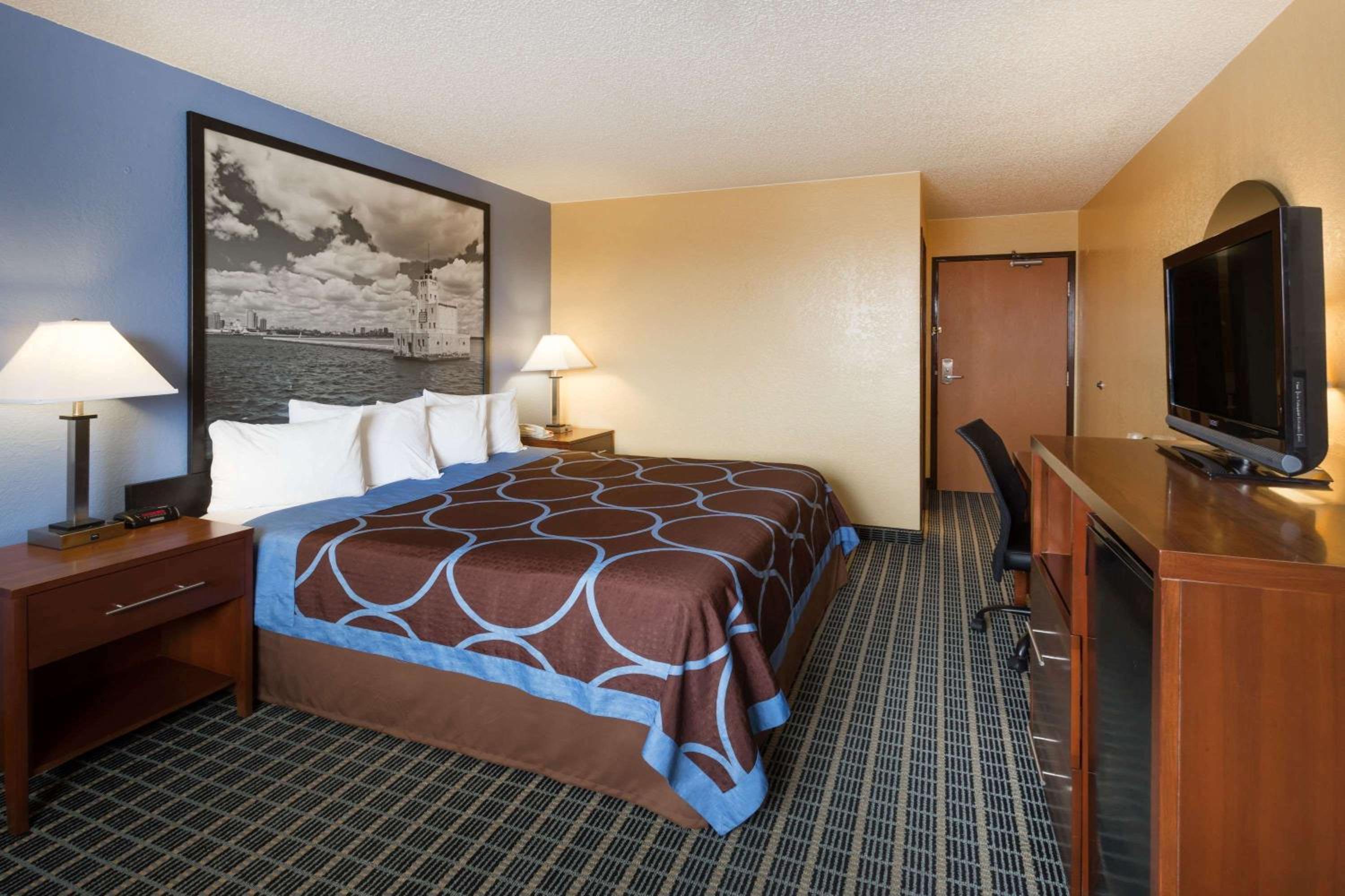 Super 8 by Wyndham Janesville view 5
