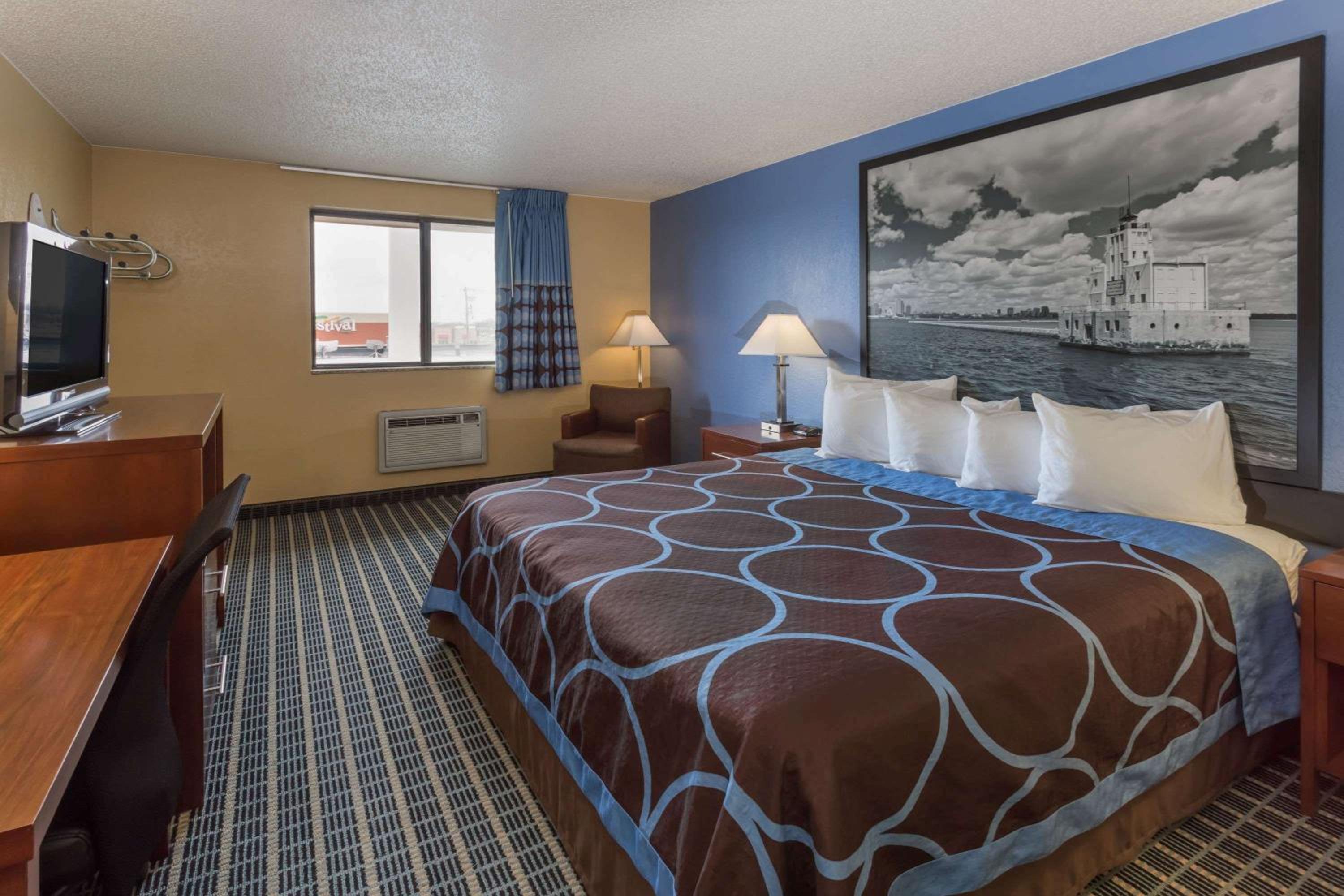 Super 8 by Wyndham Janesville view 4
