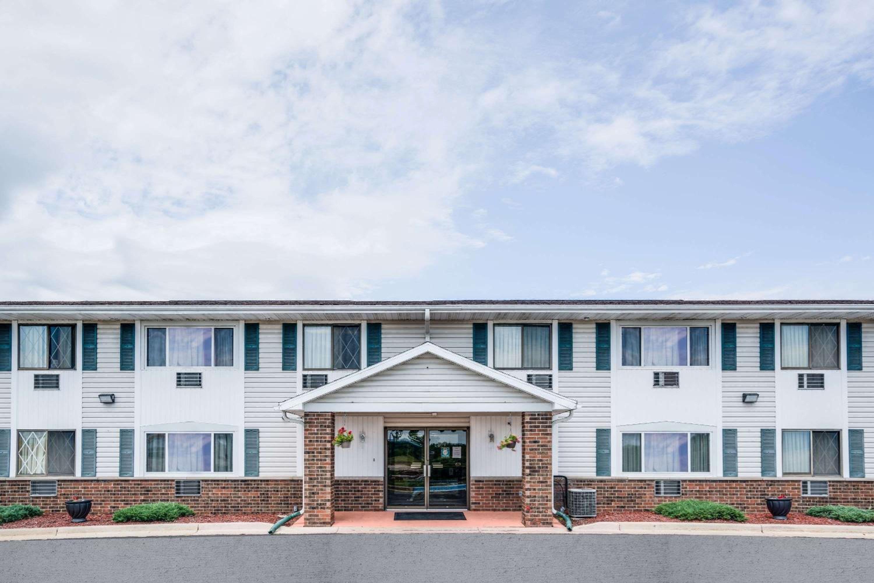 Super 8 by Wyndham Tomah Wisconsin view 2