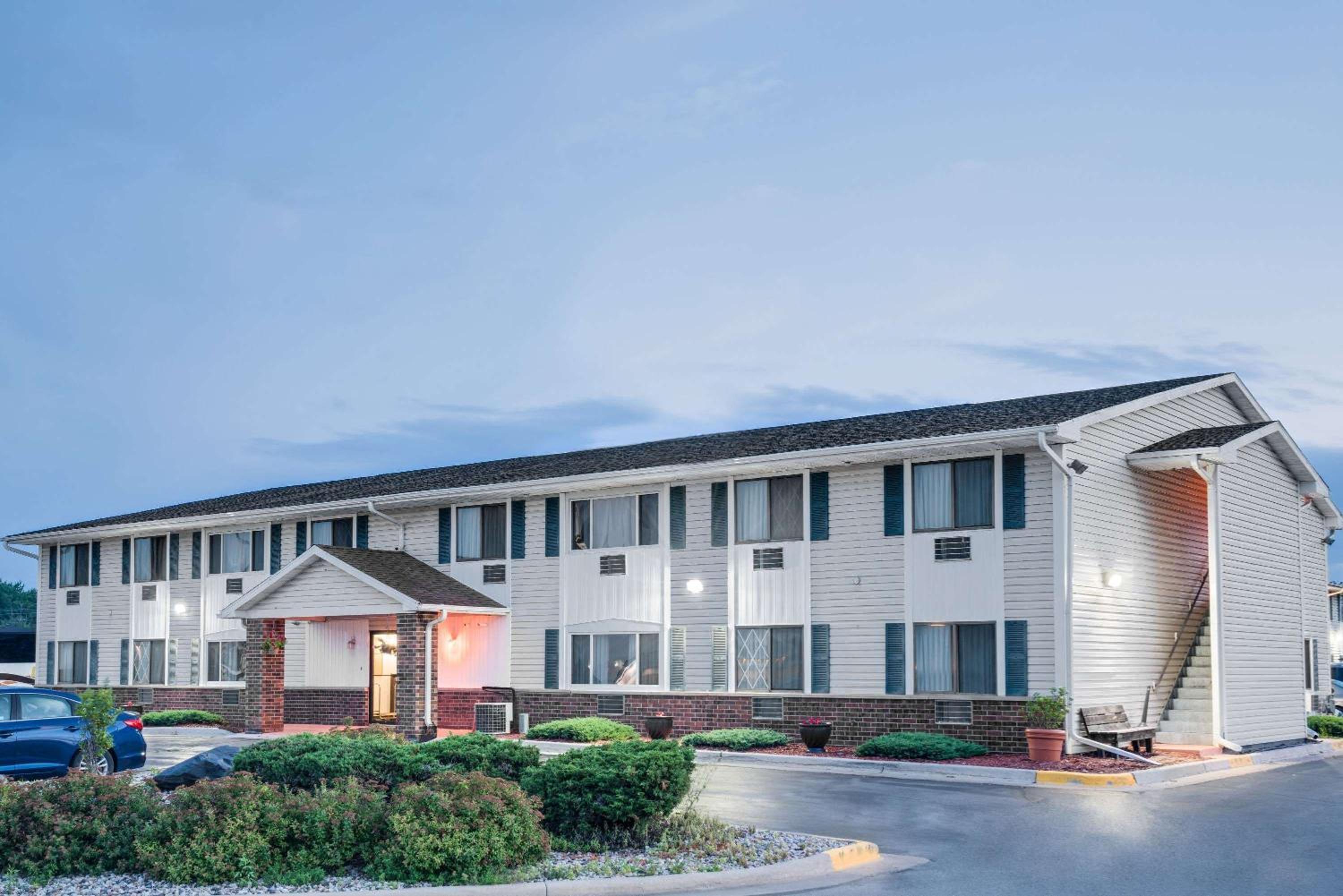 Tomah Vacations - Super 8 by Wyndham Tomah Wisconsin - Property Image 1
