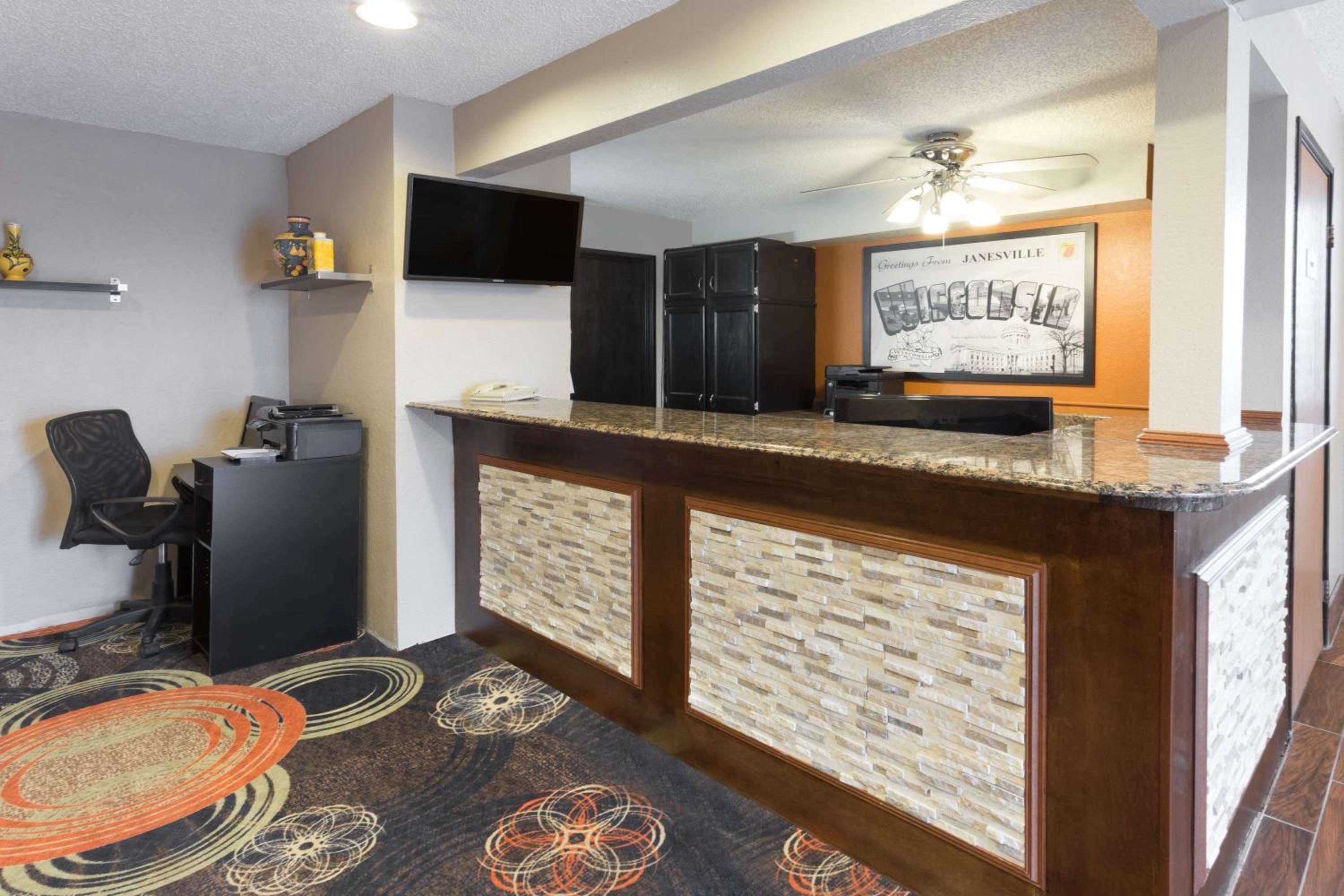 Super 8 by Wyndham Janesville view 2