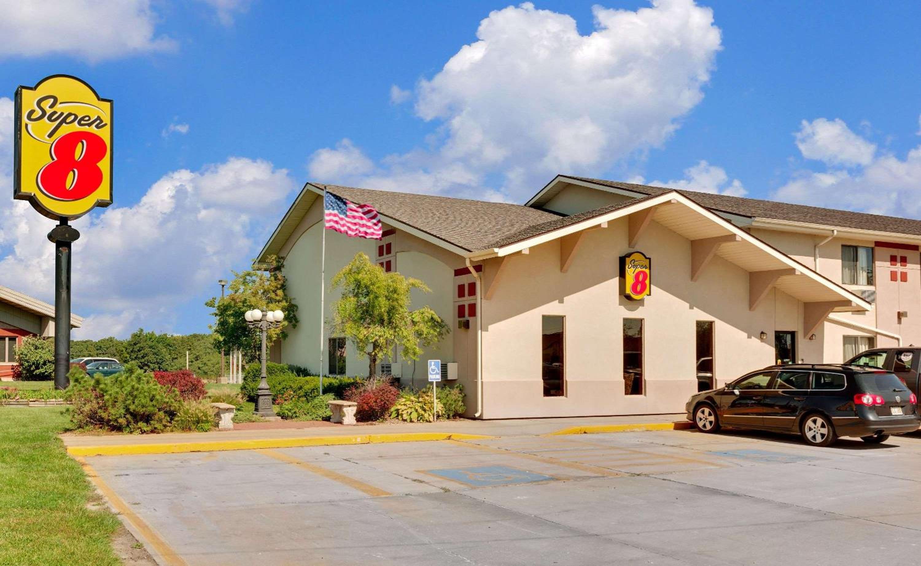 Super 8 by Wyndham Keokuk view 2