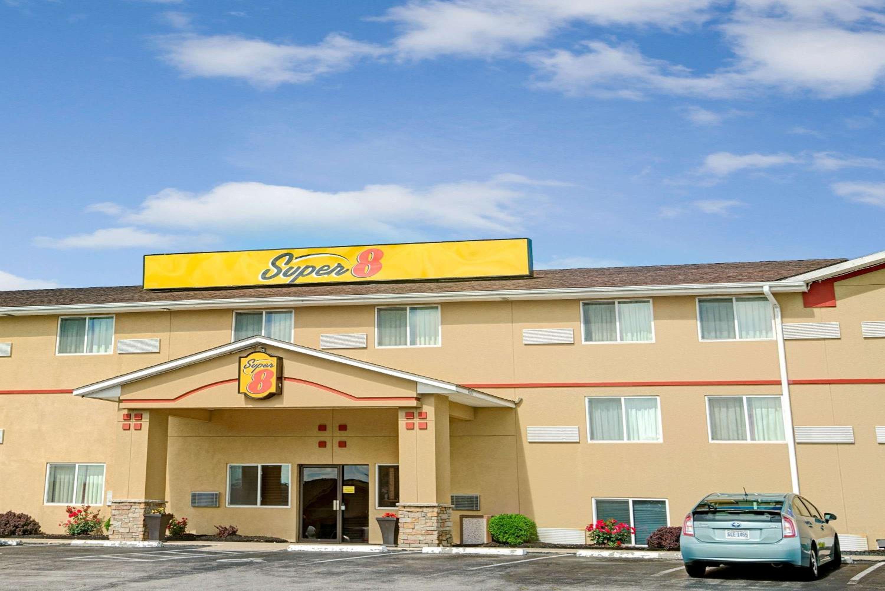 Hotel Super 8 by Wyndham Independence Kansas City - Image 1