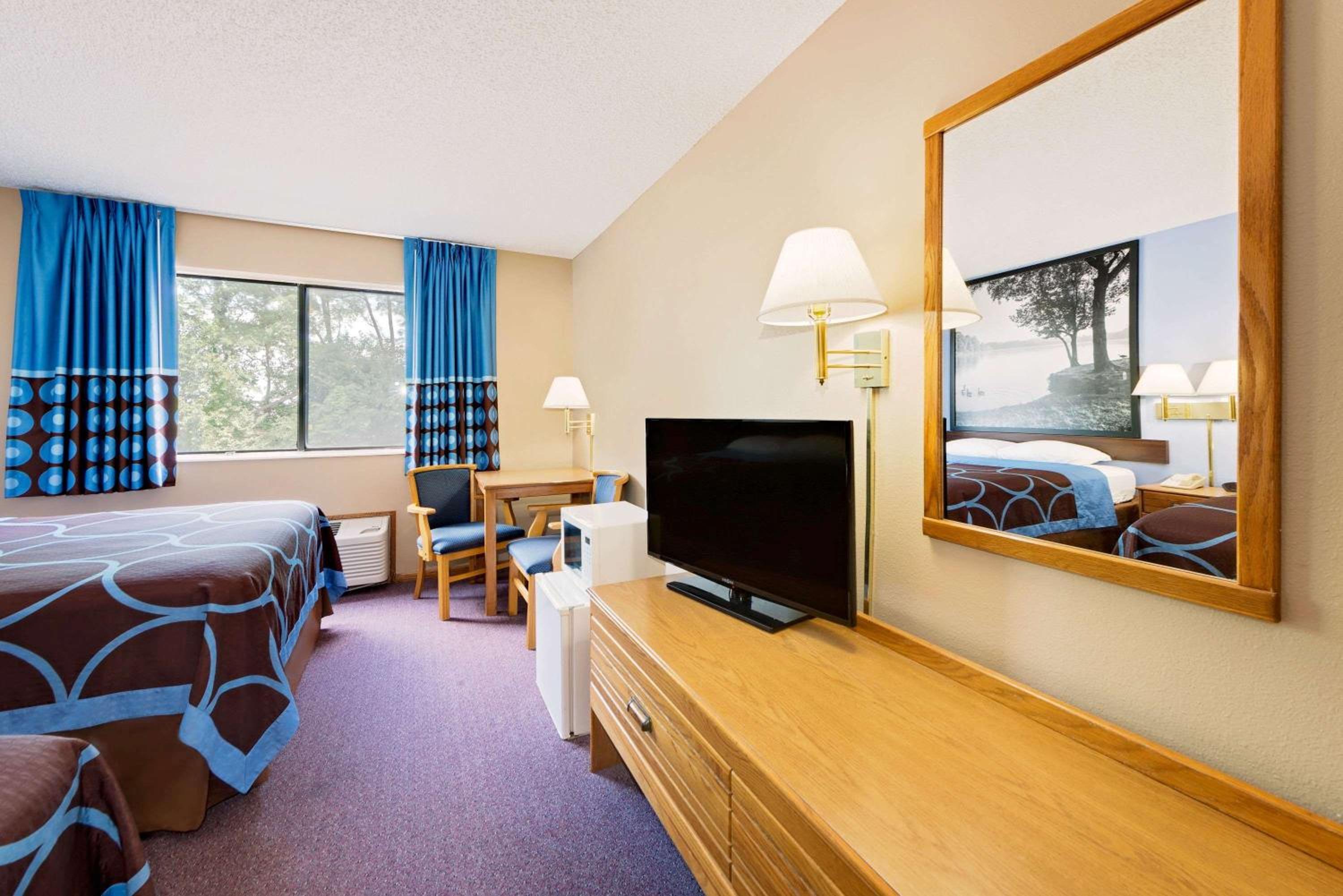 Super 8 by Wyndham Chariton view 2