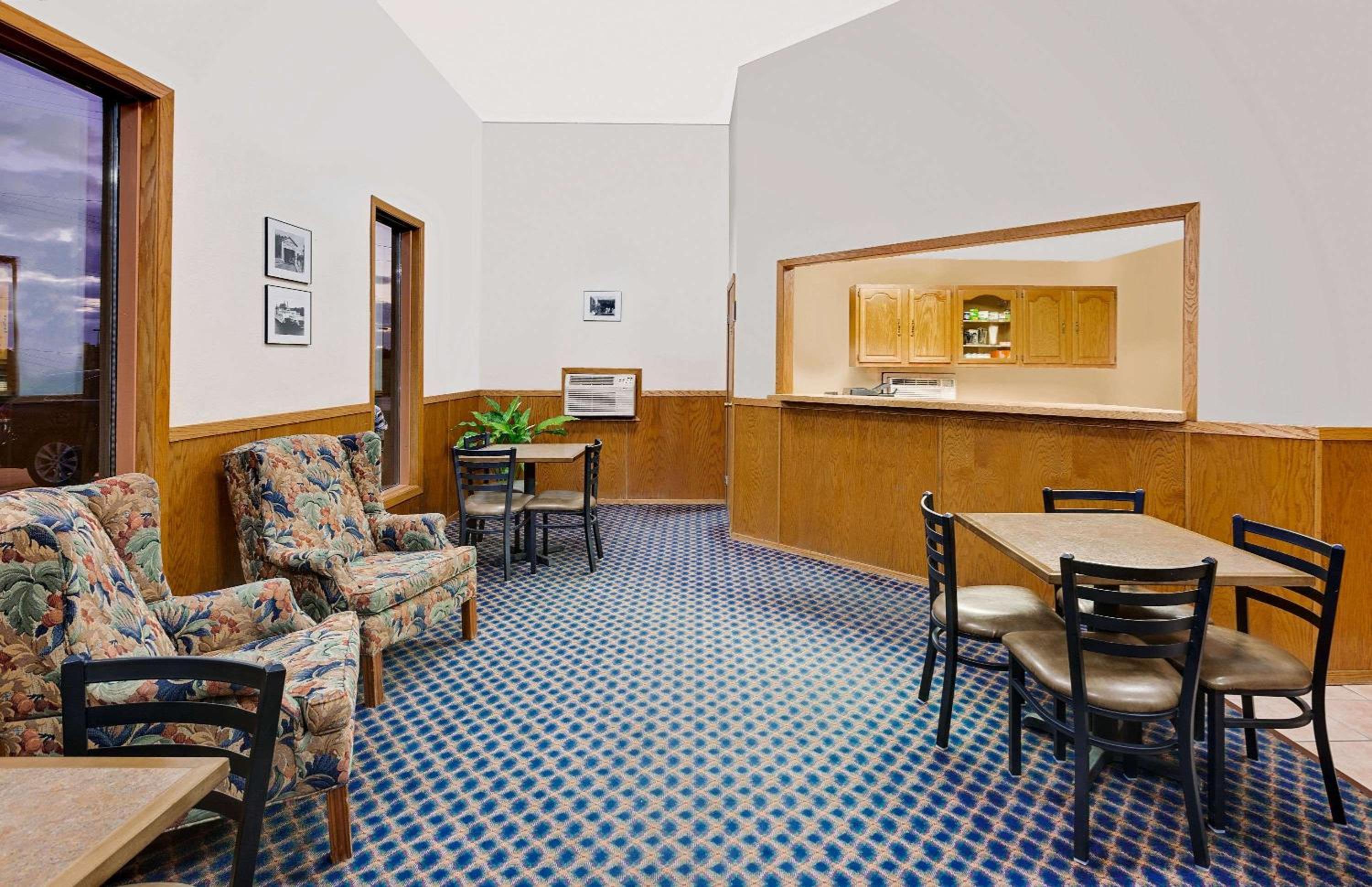 Super 8 by Wyndham Keokuk view 3