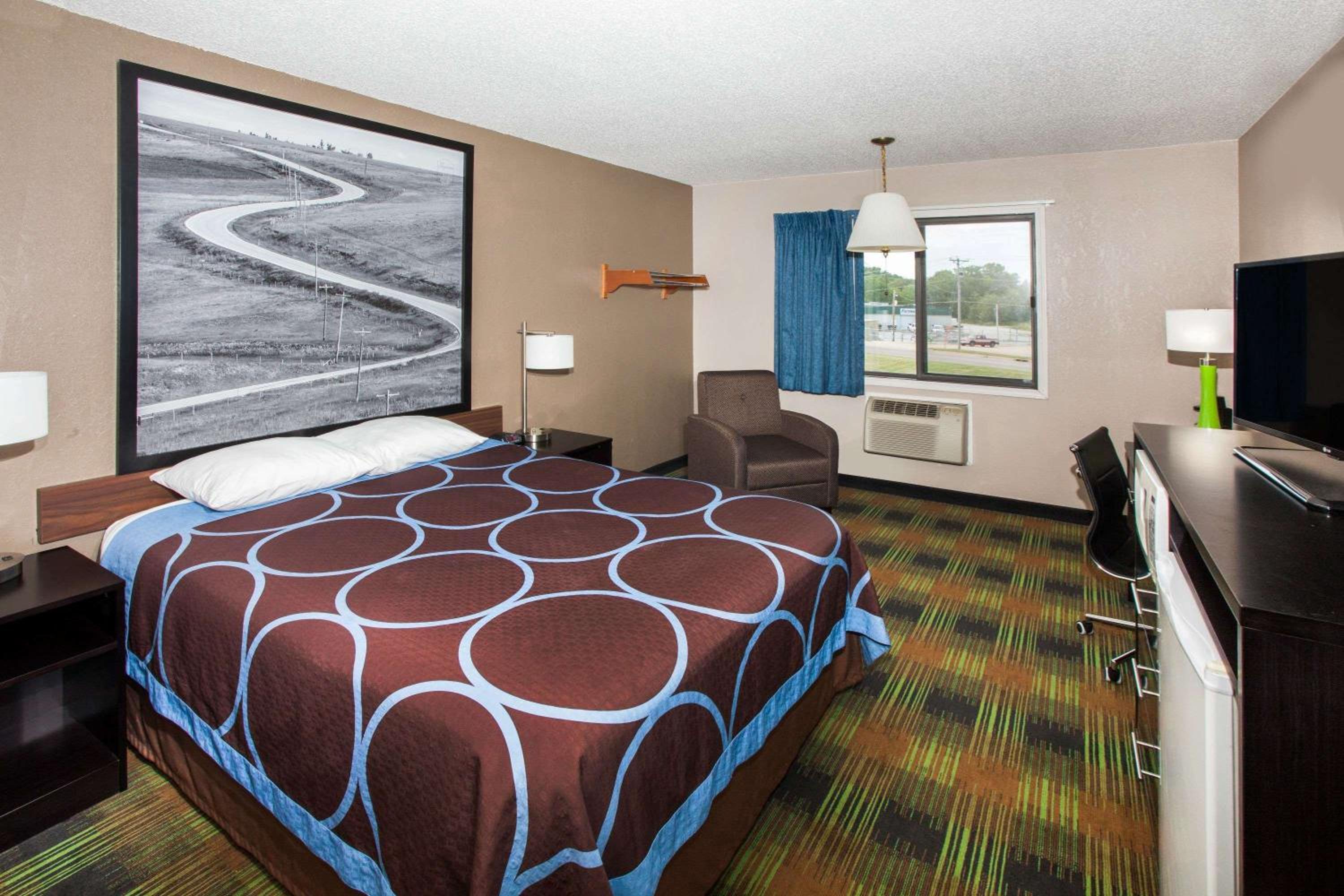 Super 8 by Wyndham Keokuk view 5