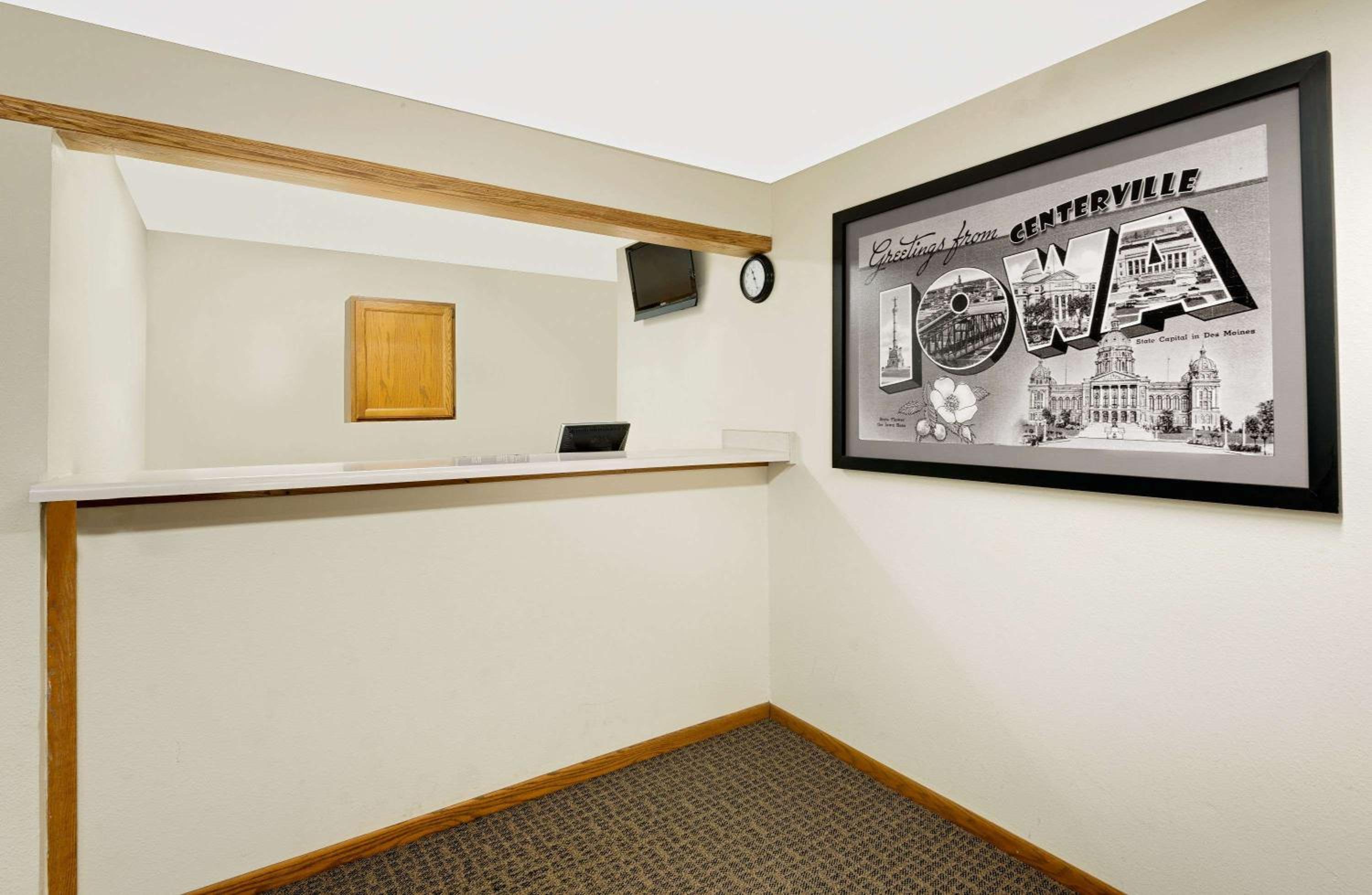 Super 8 by Wyndham Centerville view 3