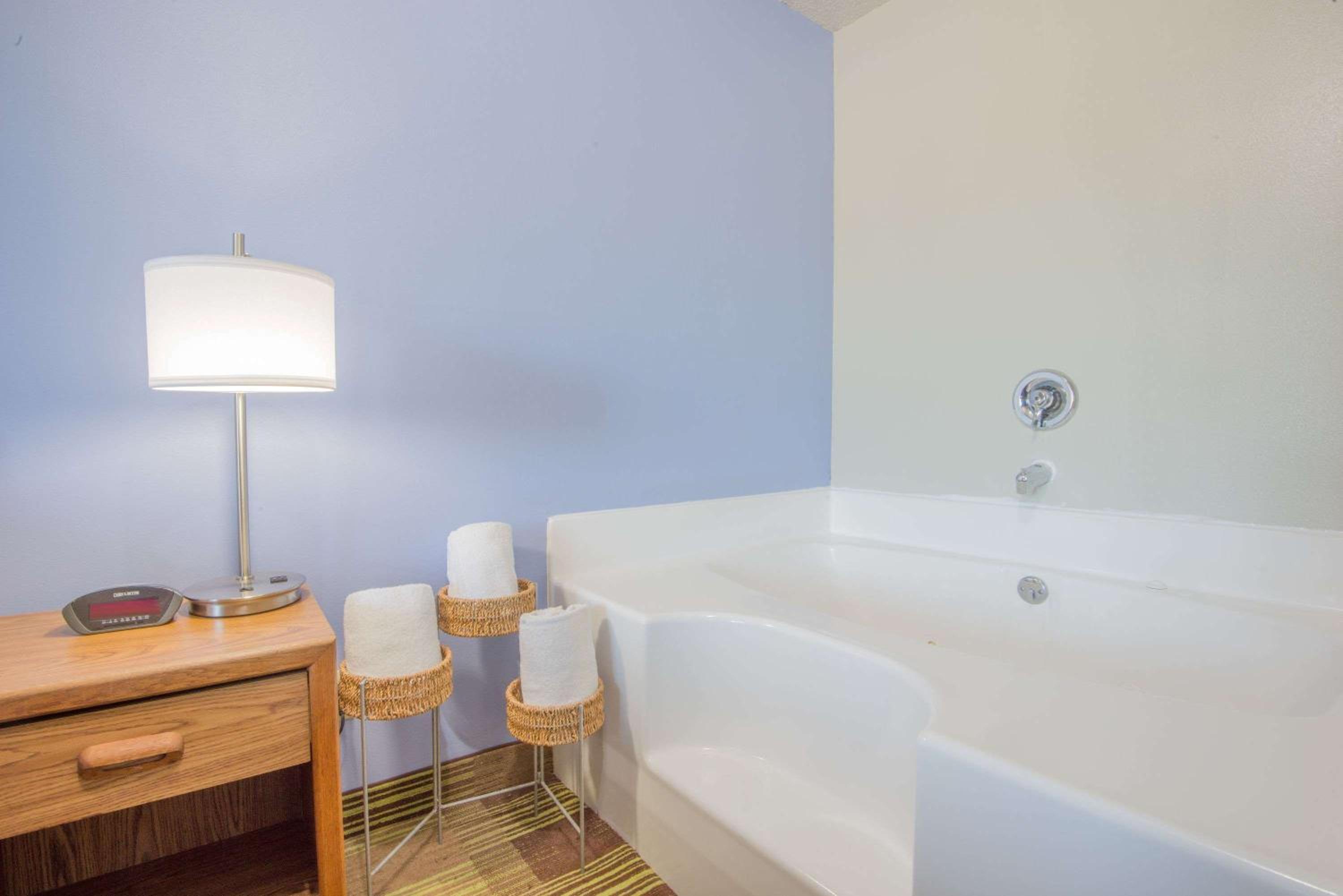 Super 8 by Wyndham Toledo view 5