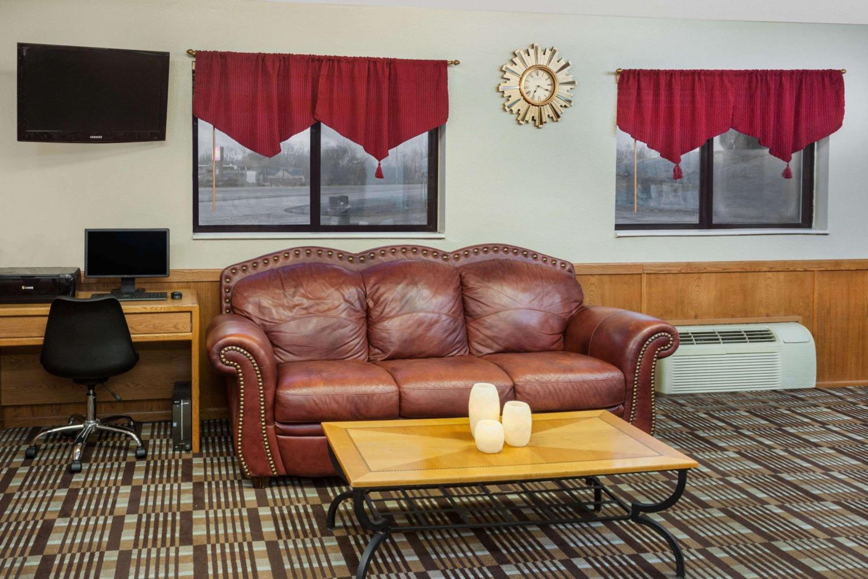 Super 8 by Wyndham Muscatine view 3