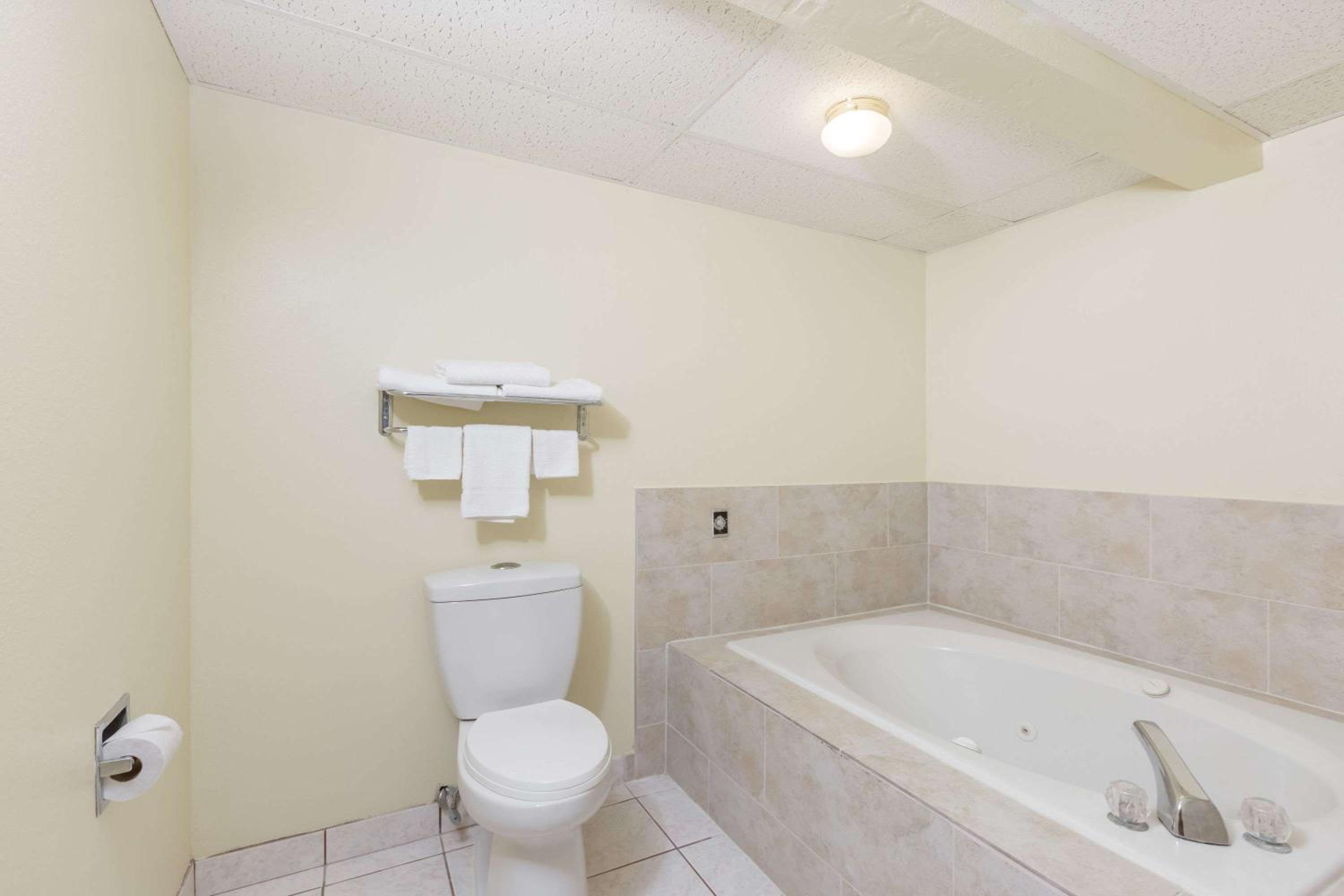 Super 8 by Wyndham Newton view 5