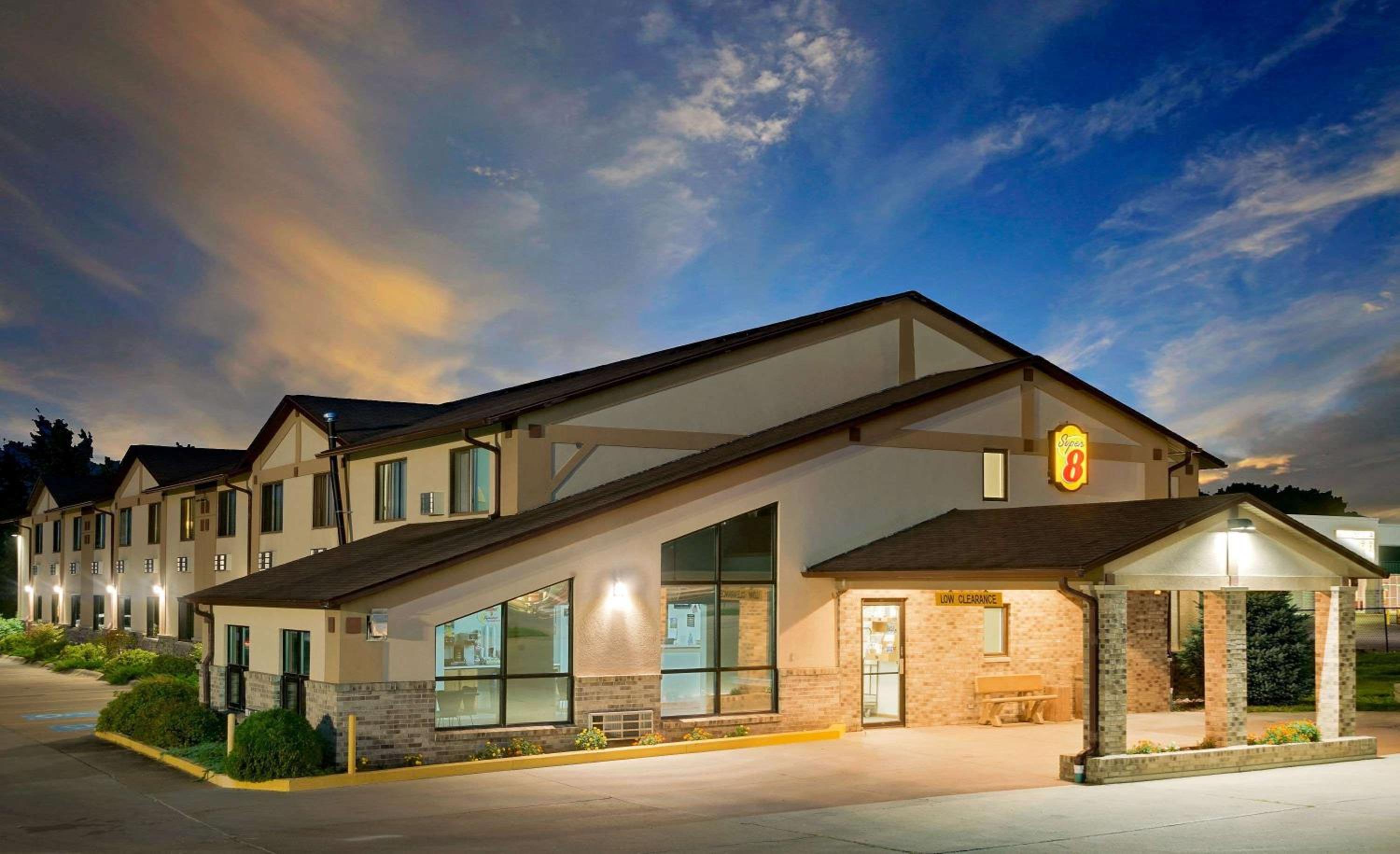 Super 8 by Wyndham Centerville view 2