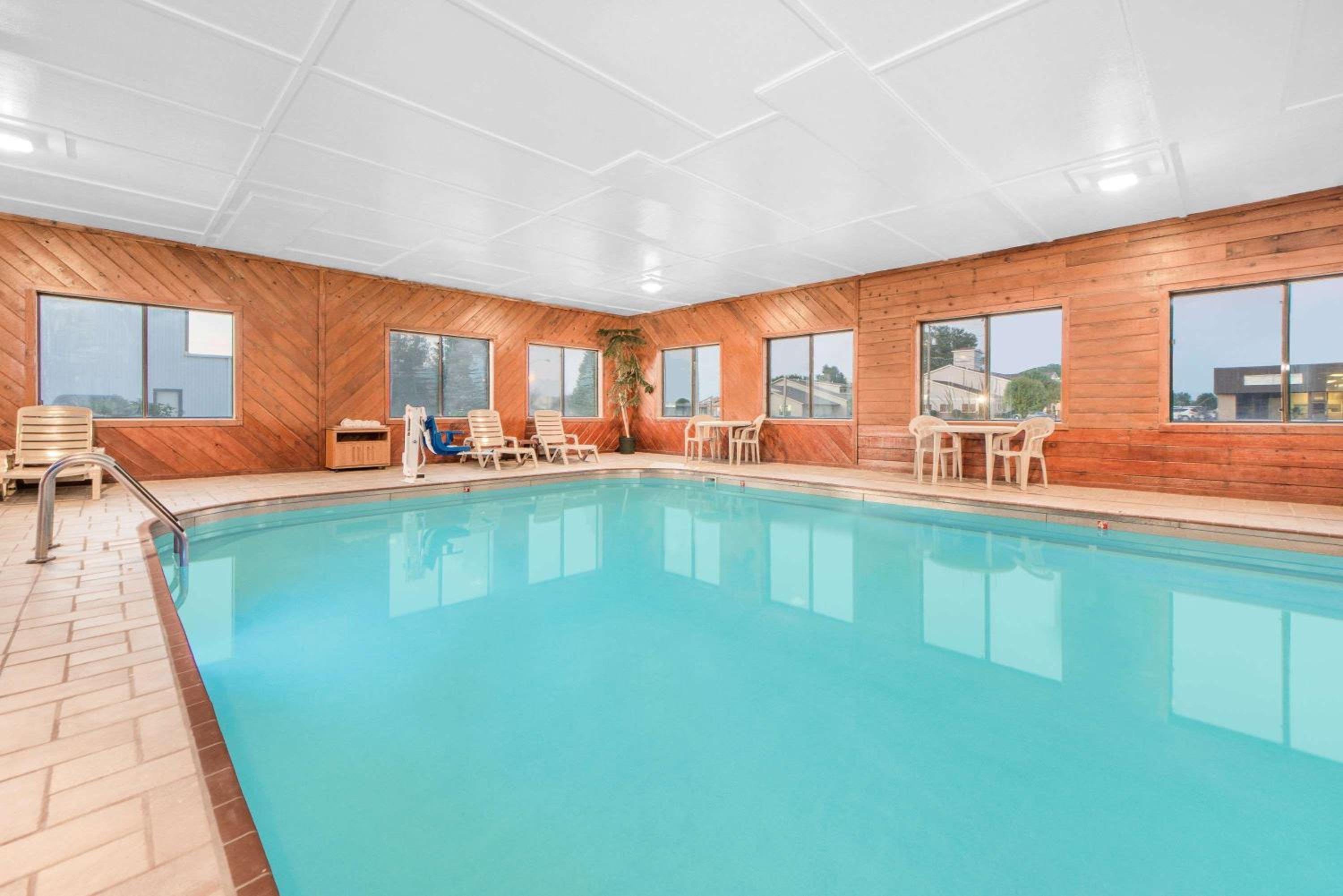 Super 8 by Wyndham Ottumwa view 4