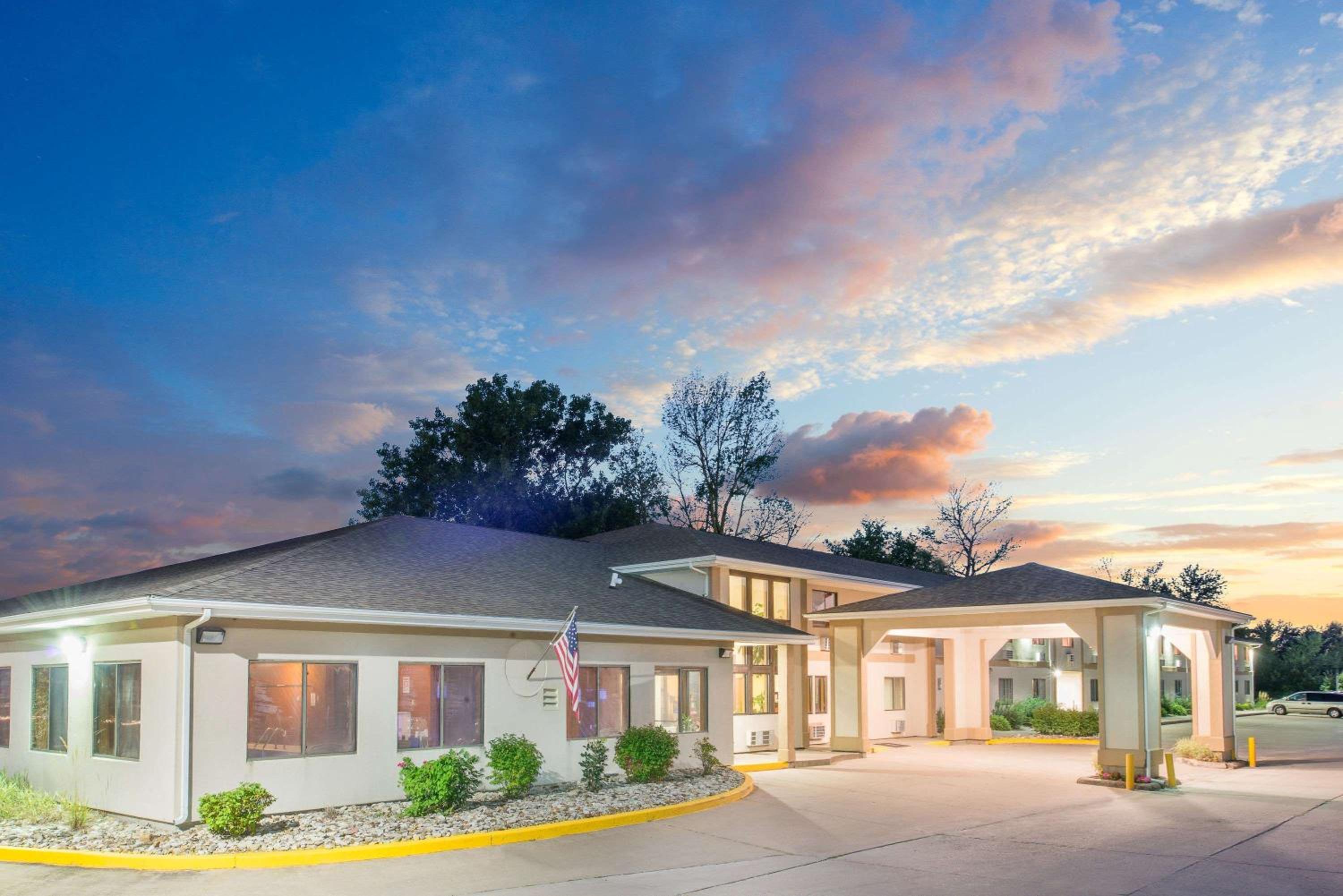 Super 8 by Wyndham Ottumwa view 2