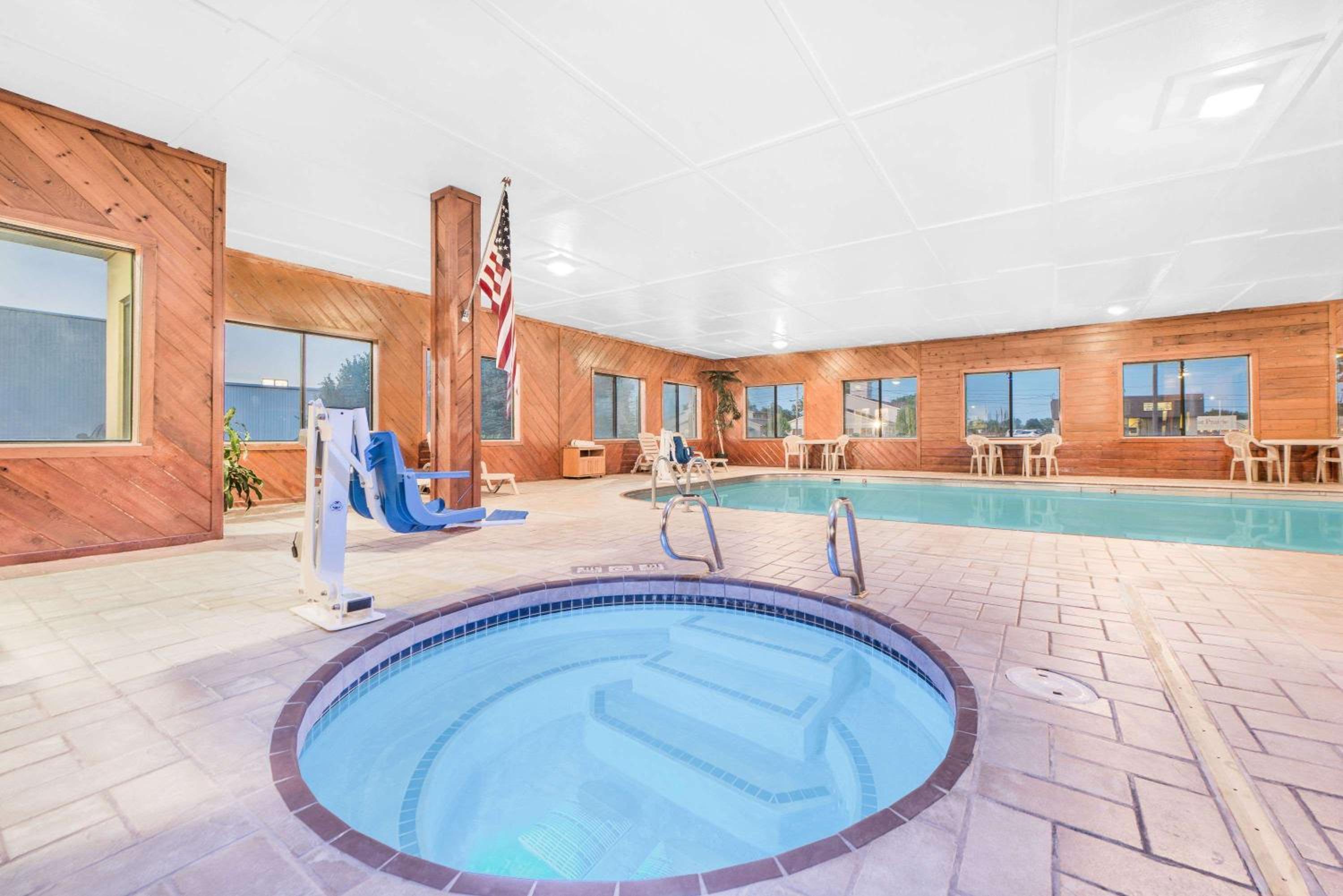 Super 8 by Wyndham Ottumwa view 5