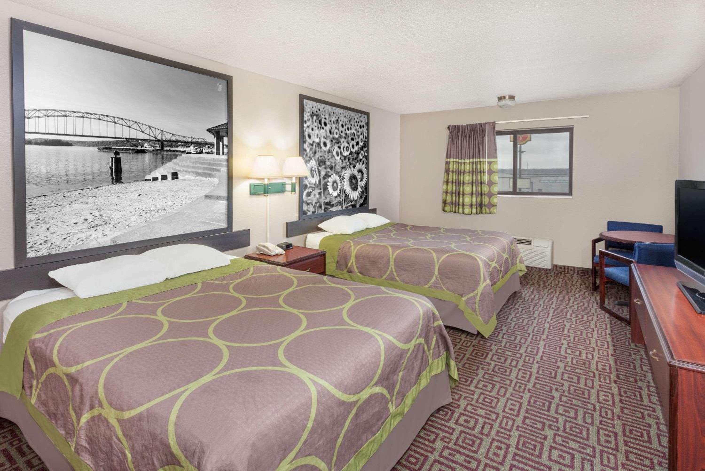 Davenport Vacations - Super 8 by Wyndham Muscatine - Property Image 5