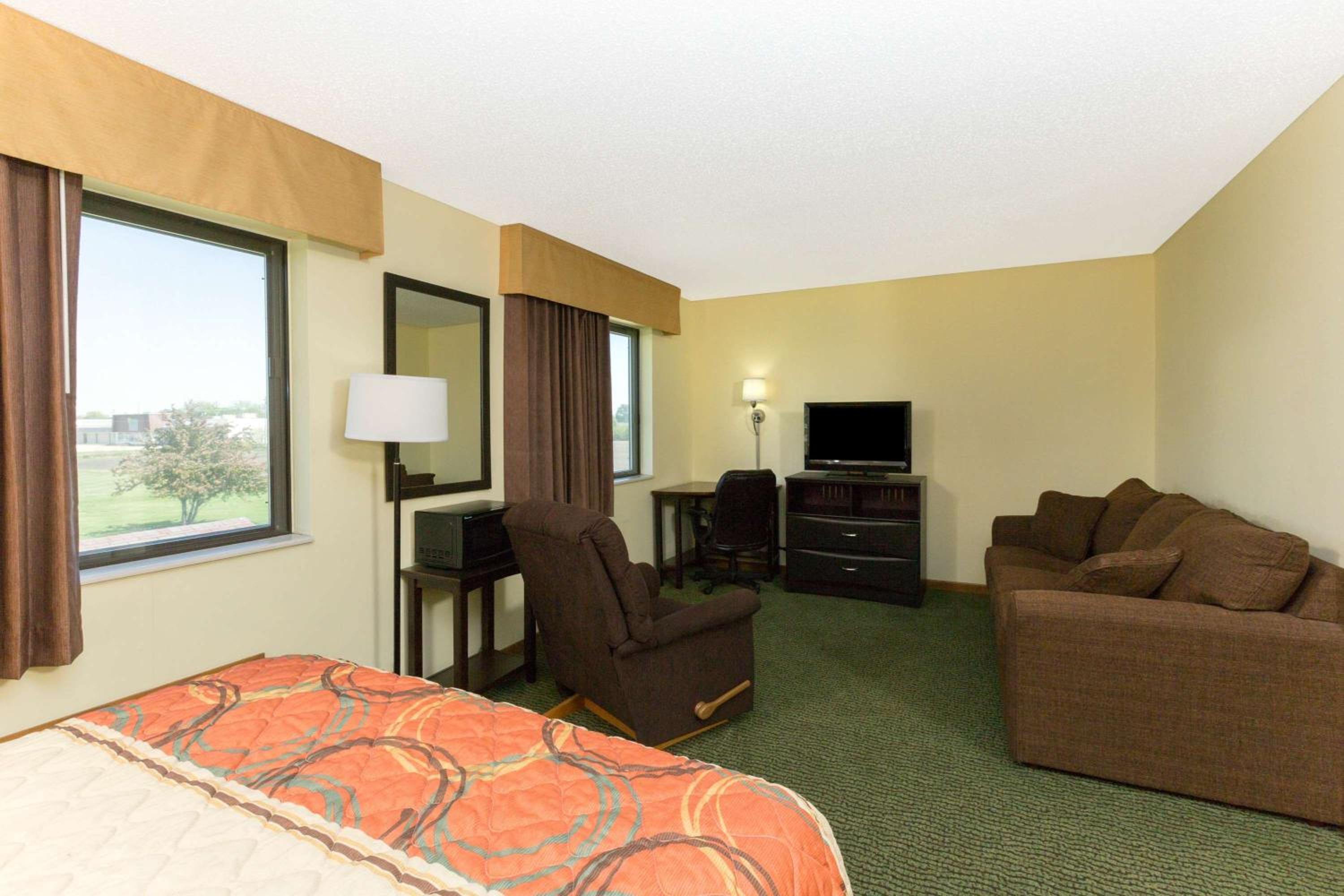 Super 8 by Wyndham Perry IA