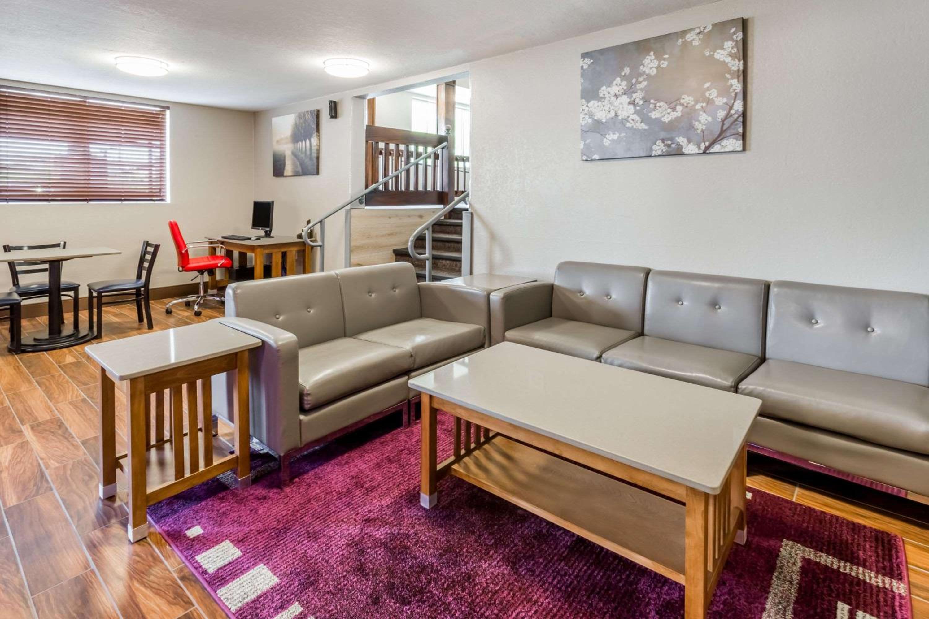 Cedar Rapids Vacations - Super 8 by Wyndham Iowa City/Coralville - Property Image 3