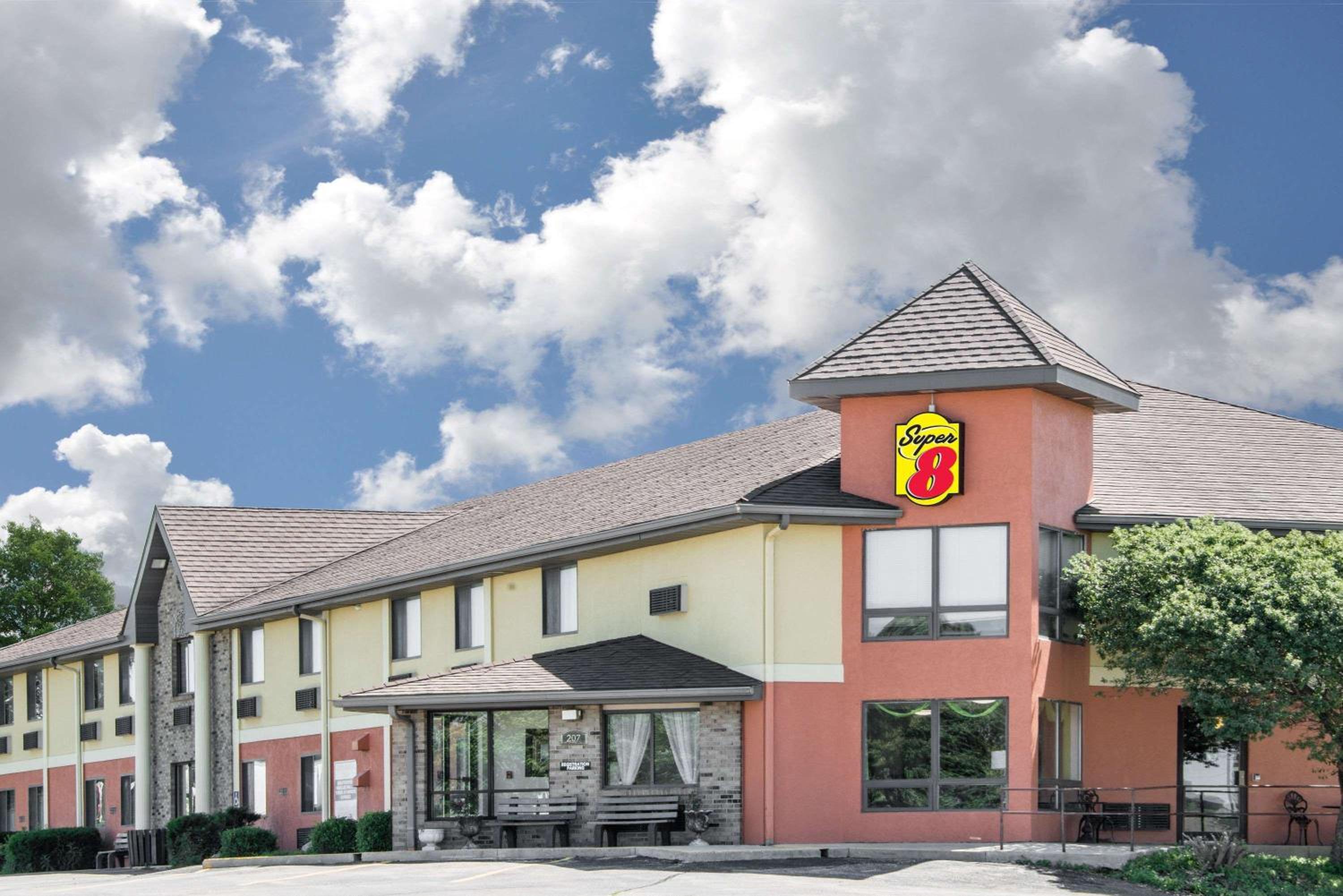 Super 8 by Wyndham Toledo view 2