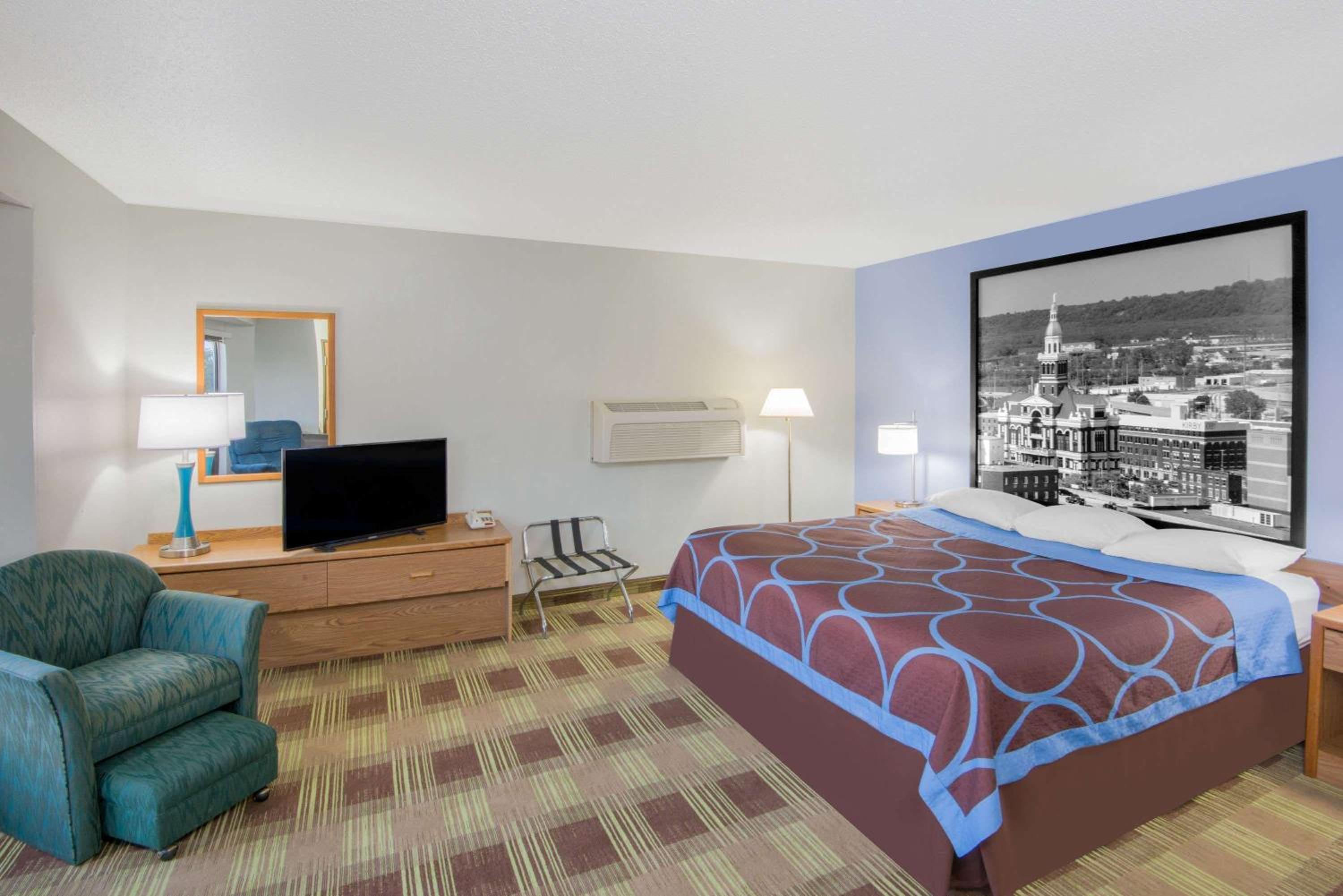 Super 8 by Wyndham Toledo view 4