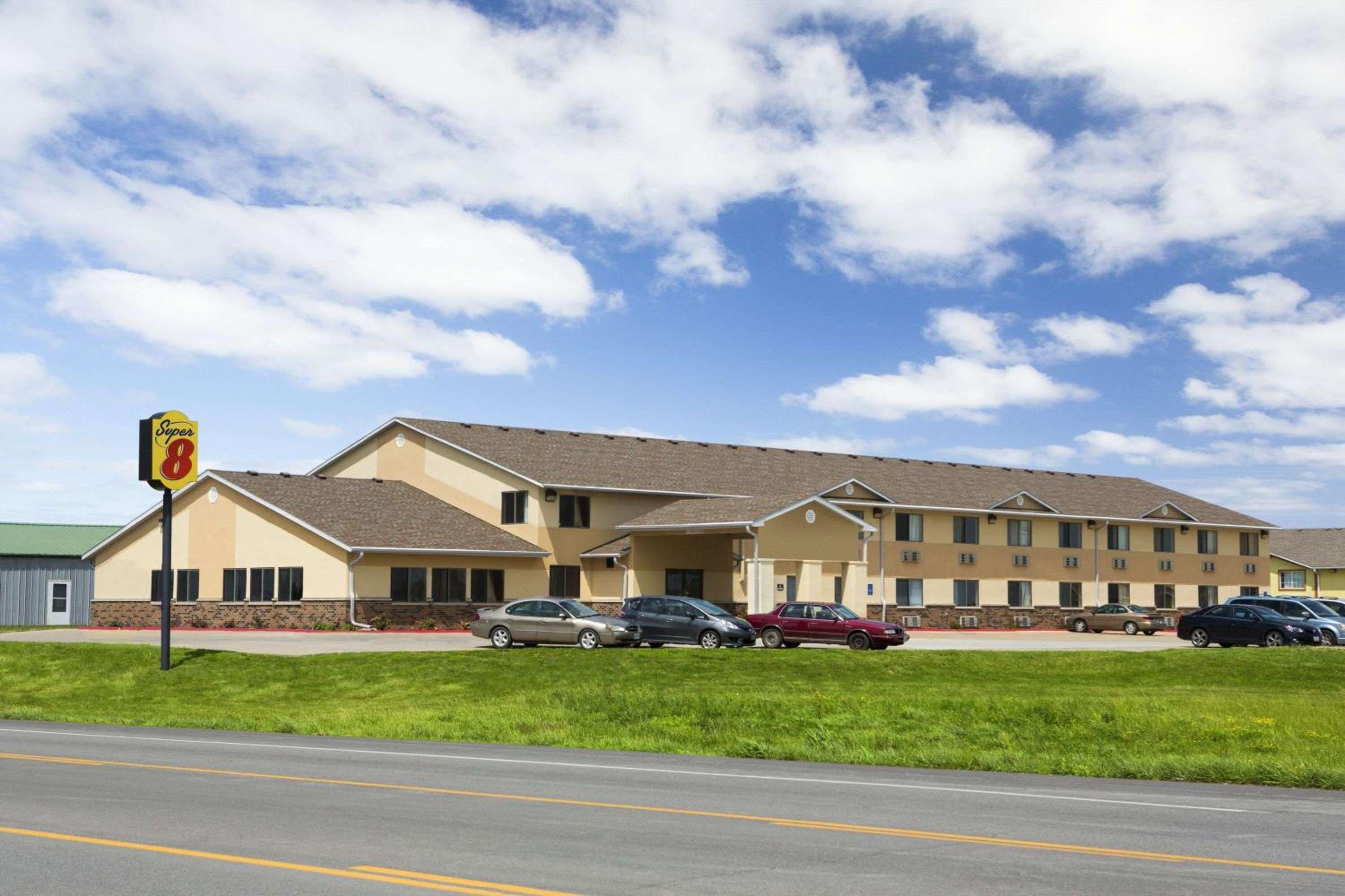 Super 8 by Wyndham Cameron view 2
