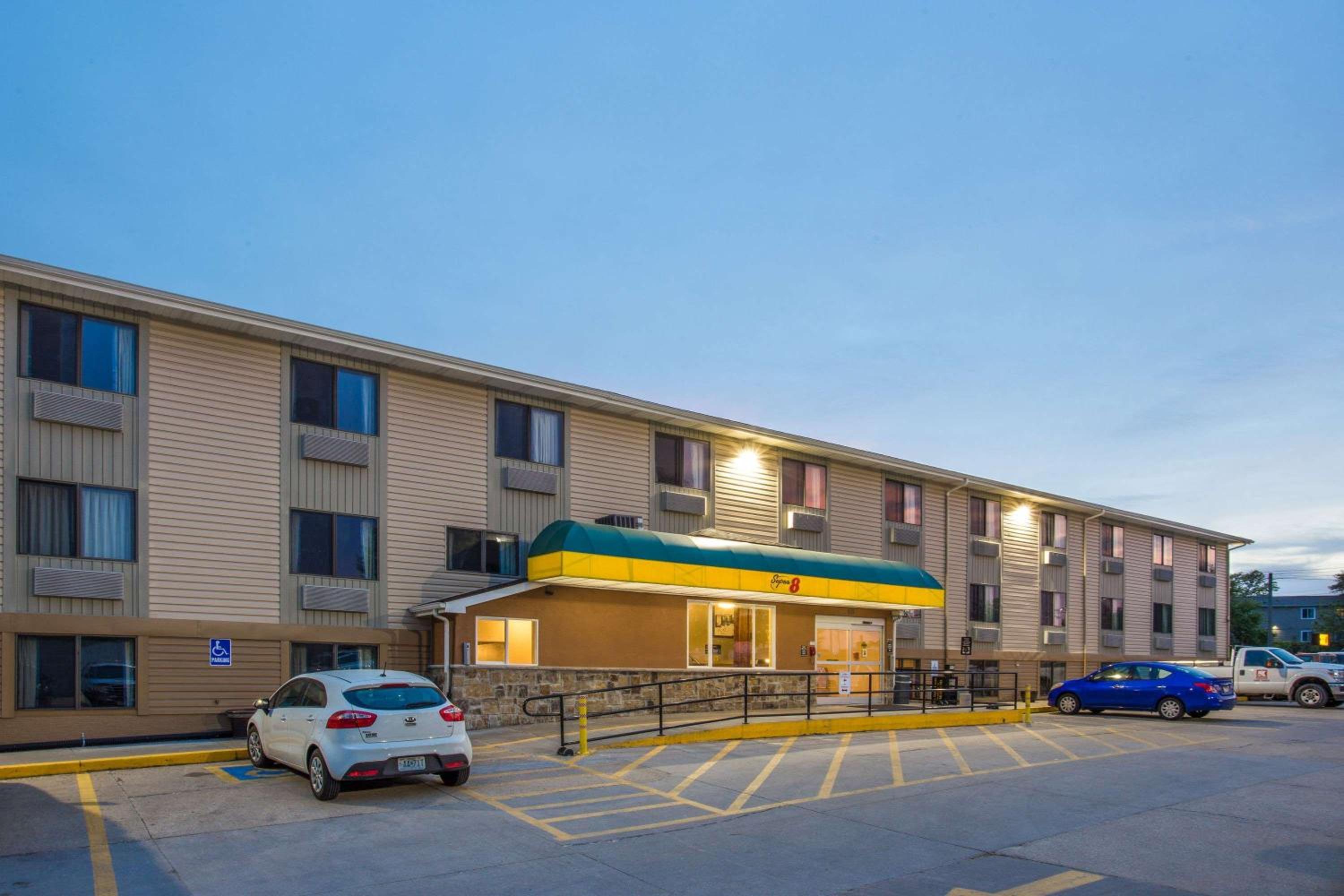 Cedar Rapids Vacations - Super 8 by Wyndham Iowa City/Coralville - Property Image 1