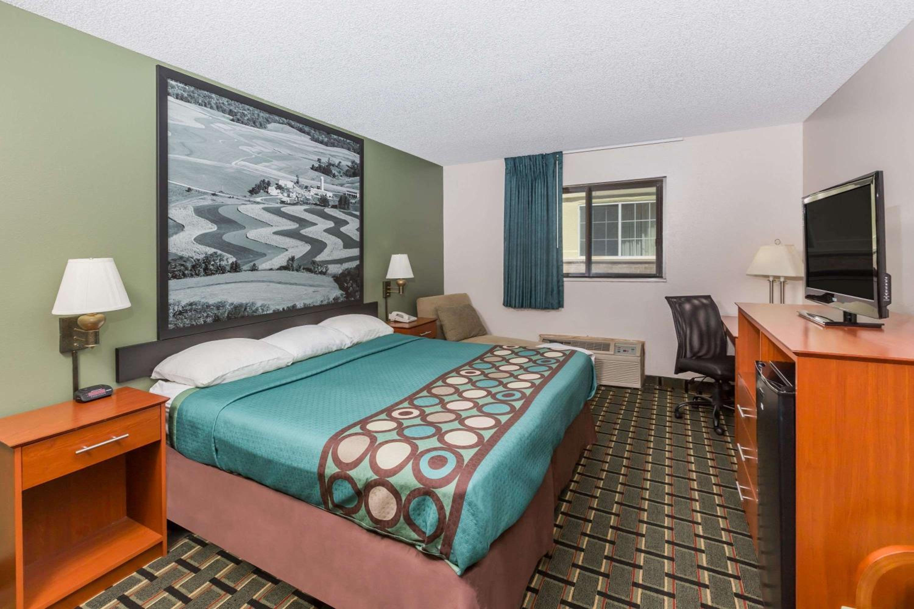 Super 8 by Wyndham Osceola IA view 5