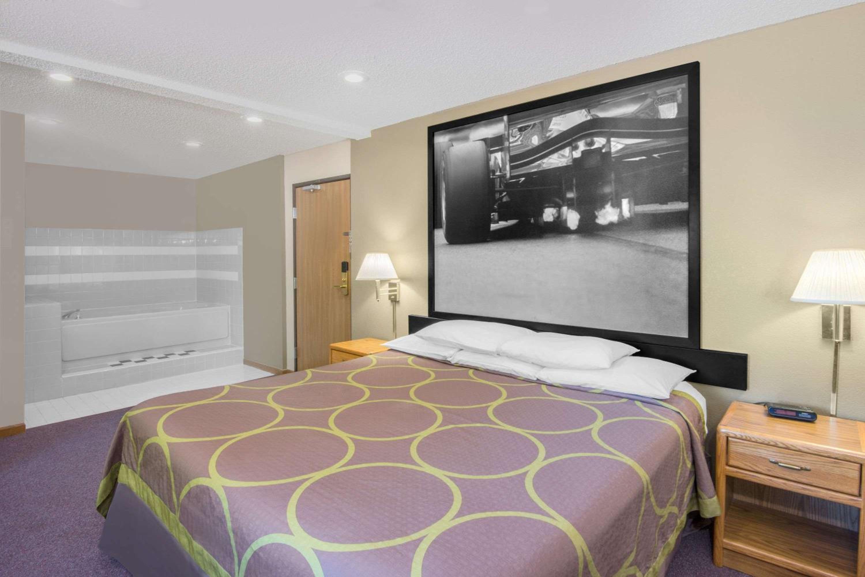 Super 8 by Wyndham Knoxville view 5