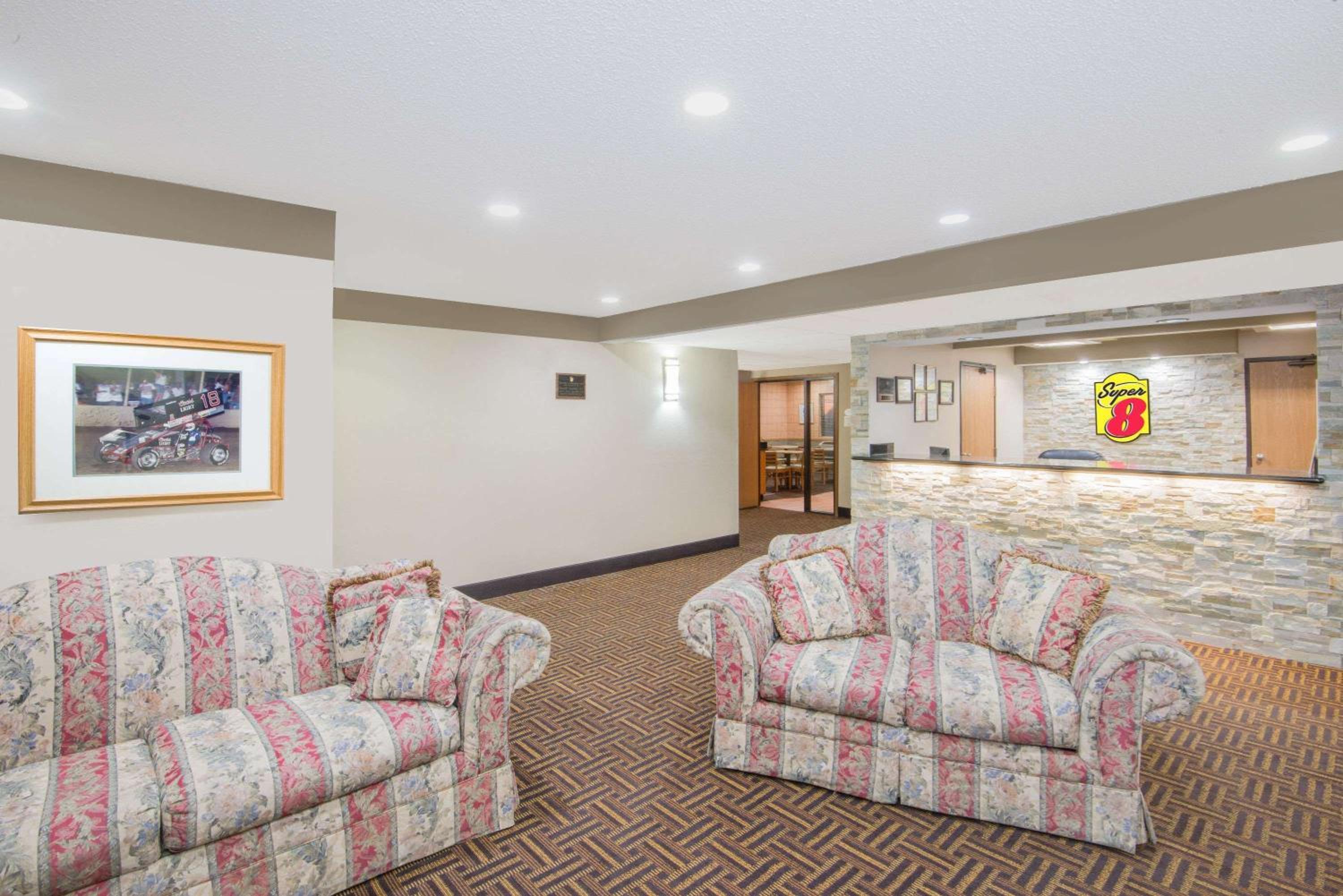 Super 8 by Wyndham Knoxville view 3