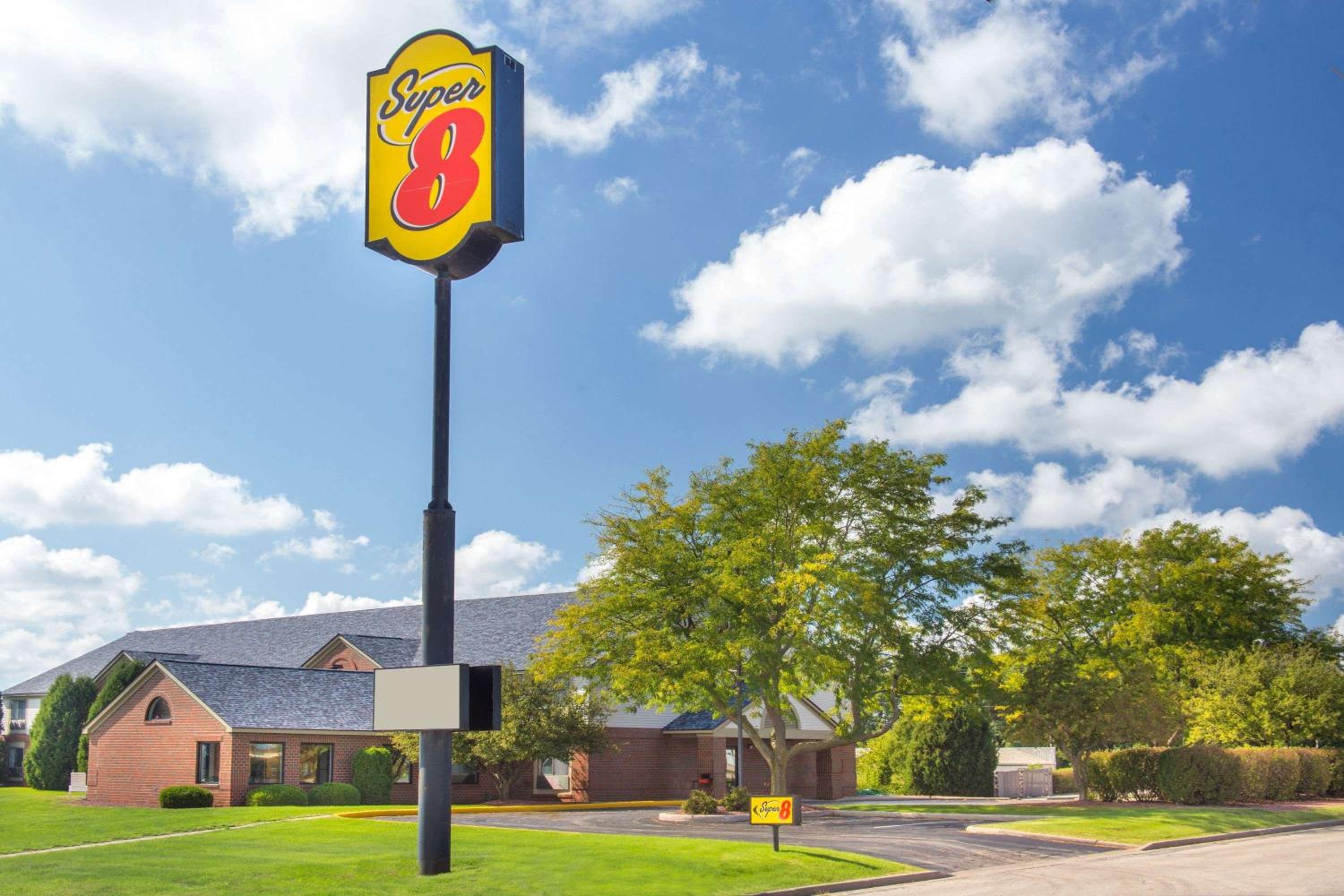 Super 8 by Wyndham Dodgeville view 2