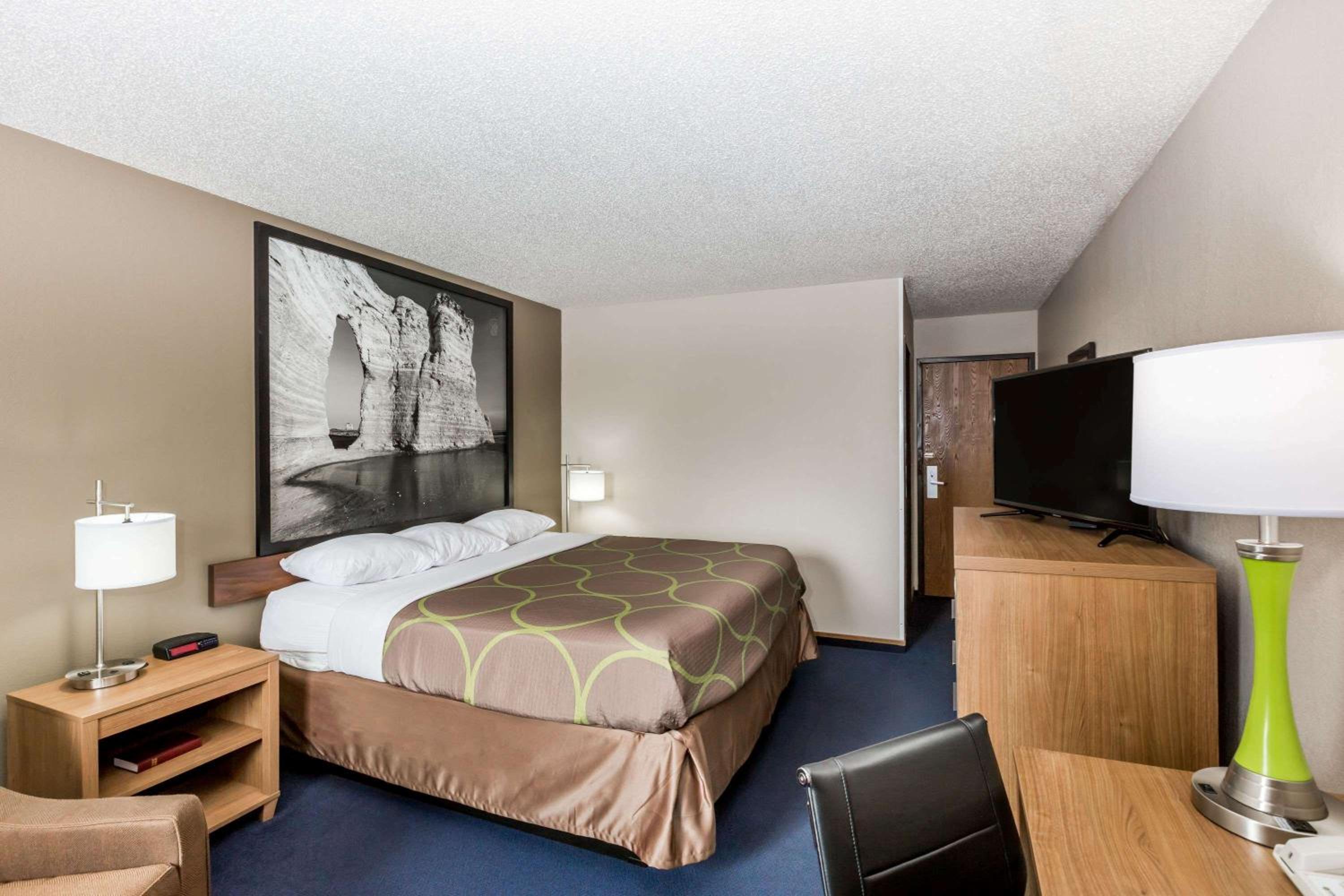 Super 8 by Wyndham Hays KS view 4