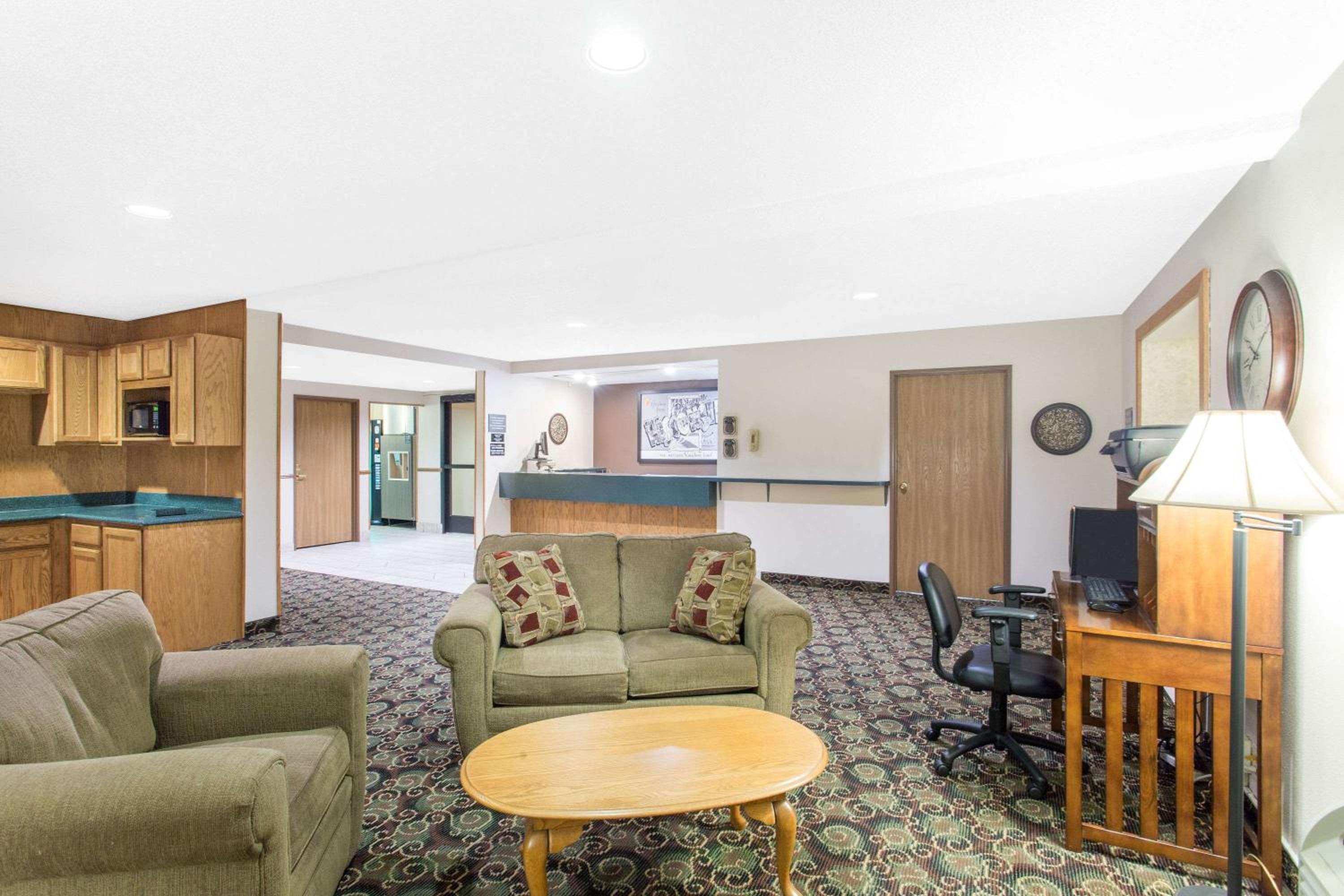 Super 8 by Wyndham Dodgeville view 3