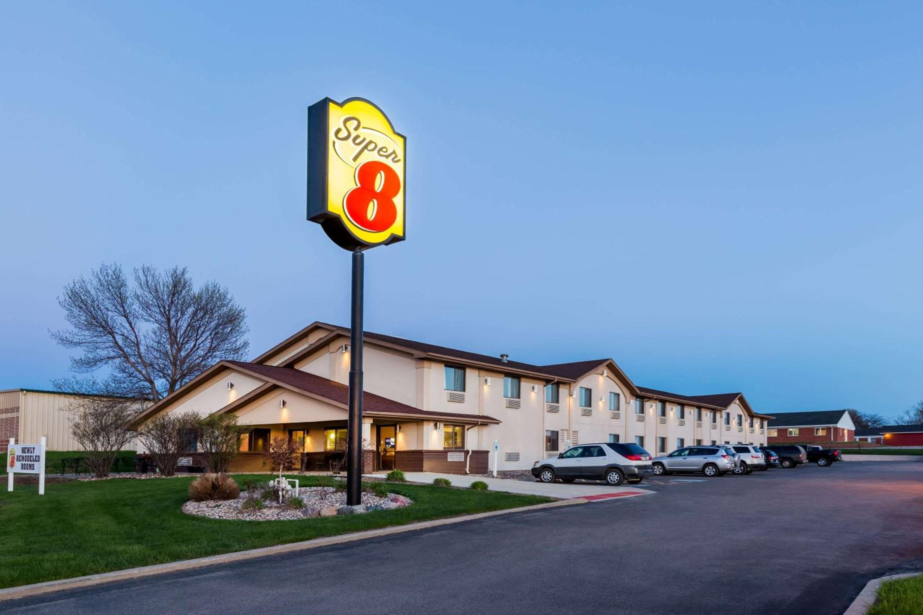 Hotel Super 8 by Wyndham Spirit Lake/Okoboji - Image 1
