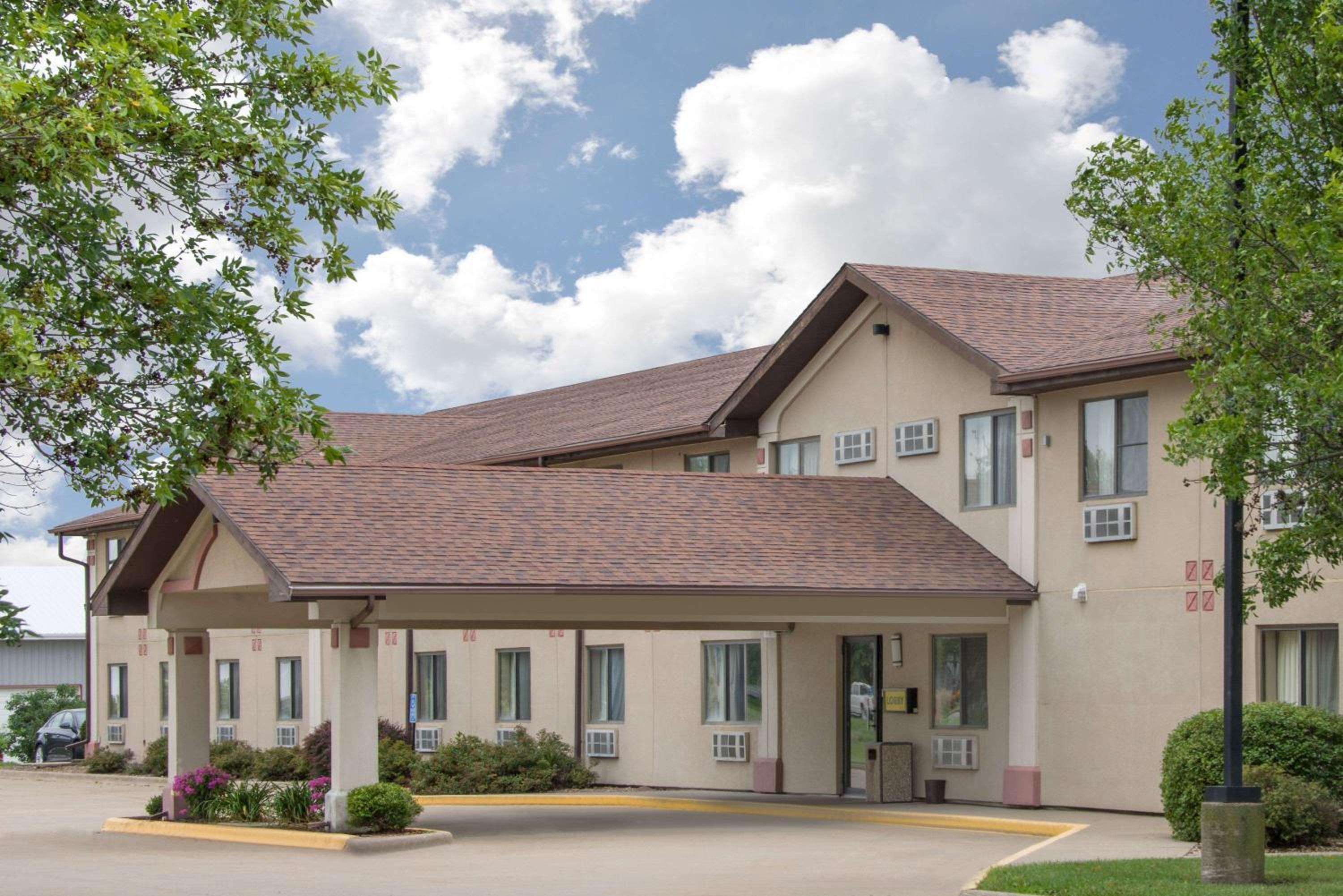 Super 8 by Wyndham Knoxville view 2