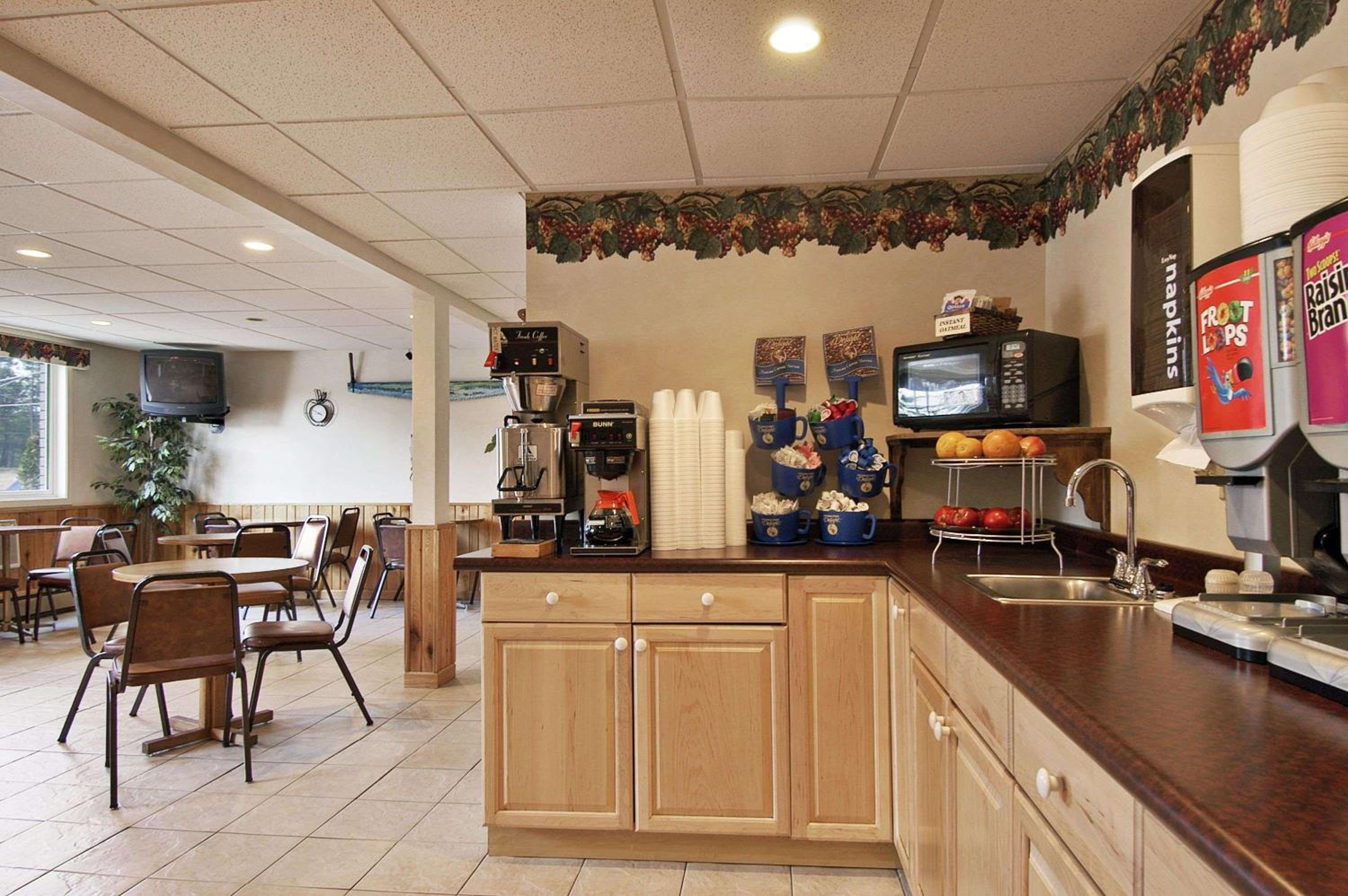 Iron Mountain Inn & Suites MI US 2 view 5