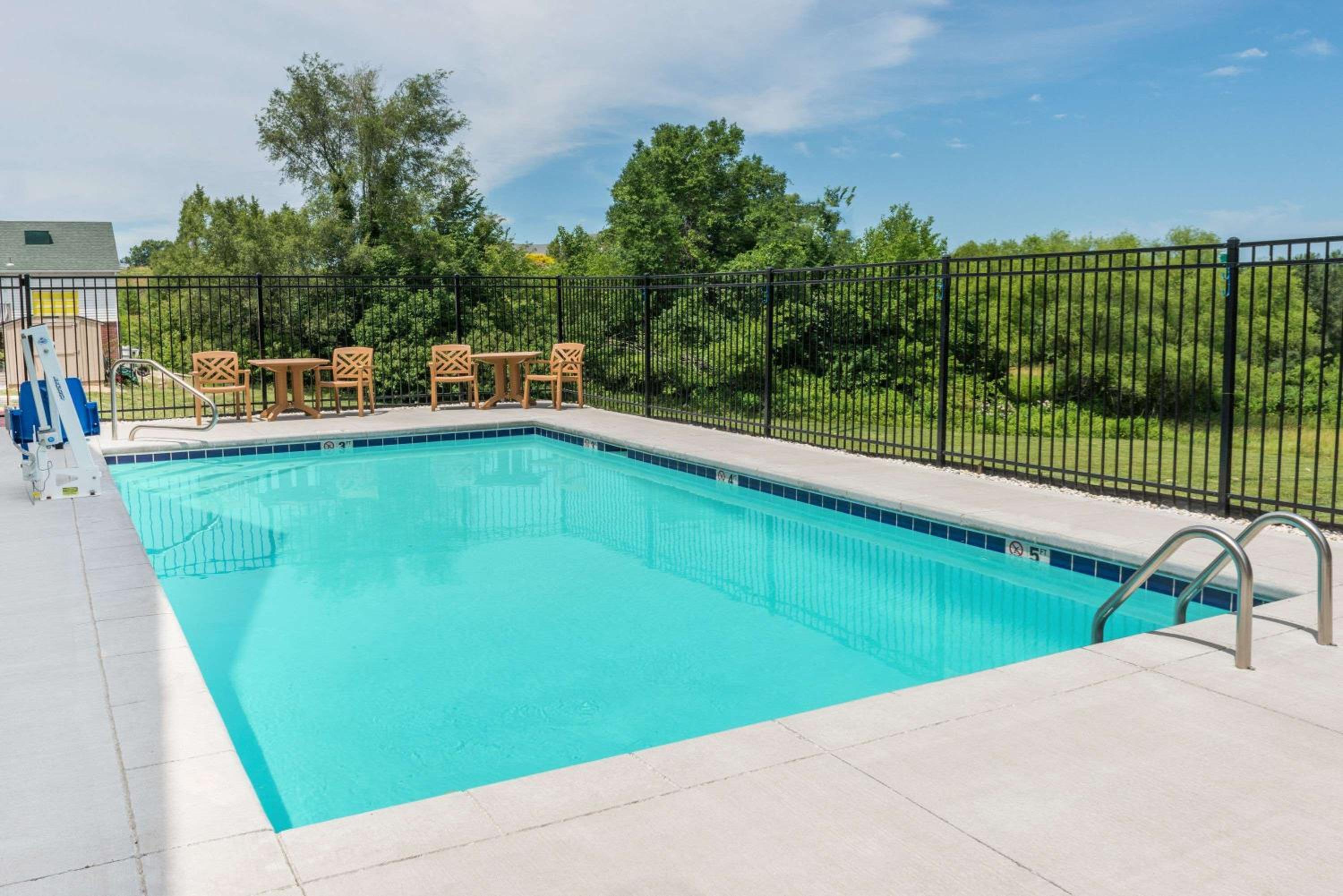 Super 8 by Wyndham Warrensburg view 3