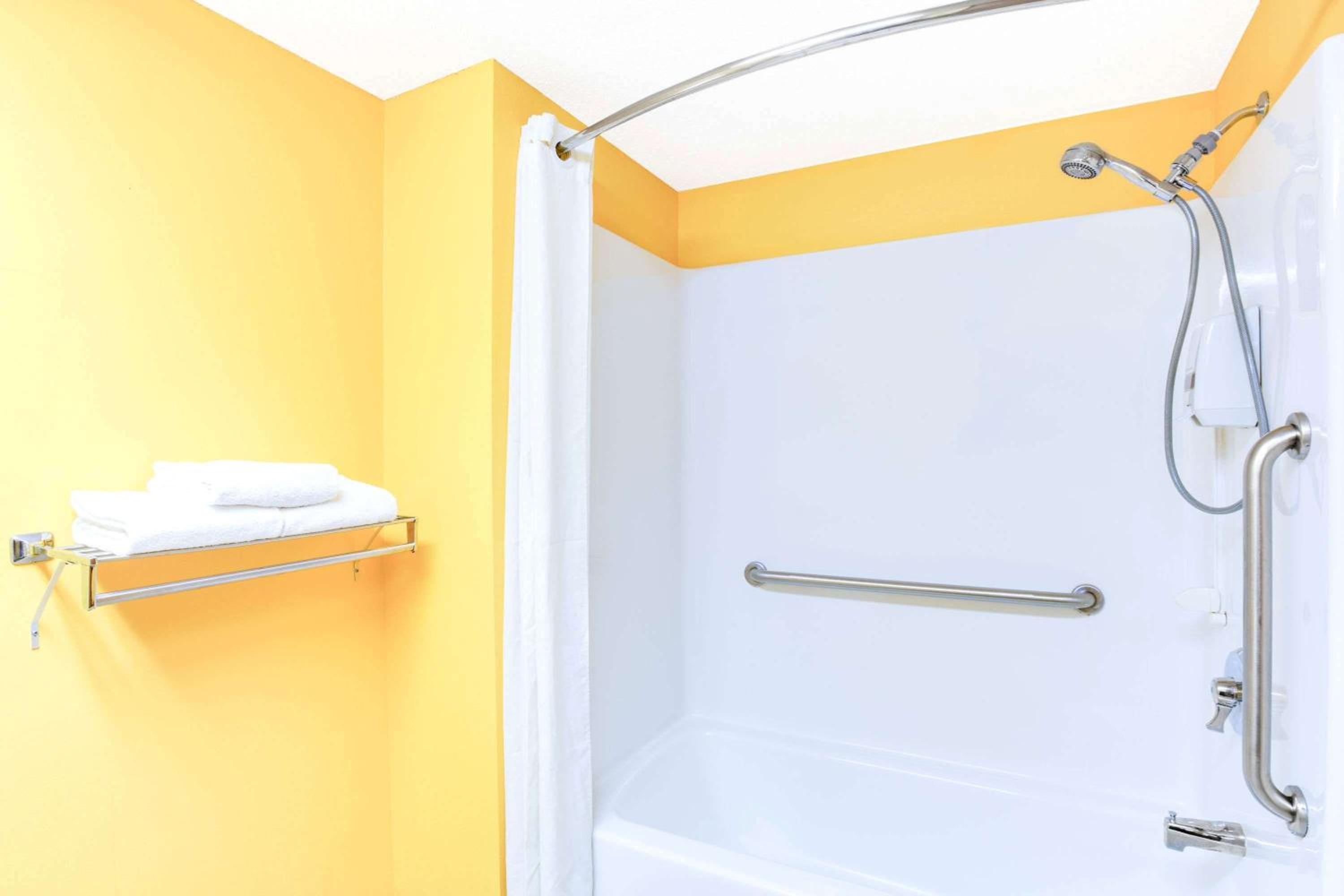 Mitchell Vacations - Super 8 by Wyndham Mitchell - Property Image 1