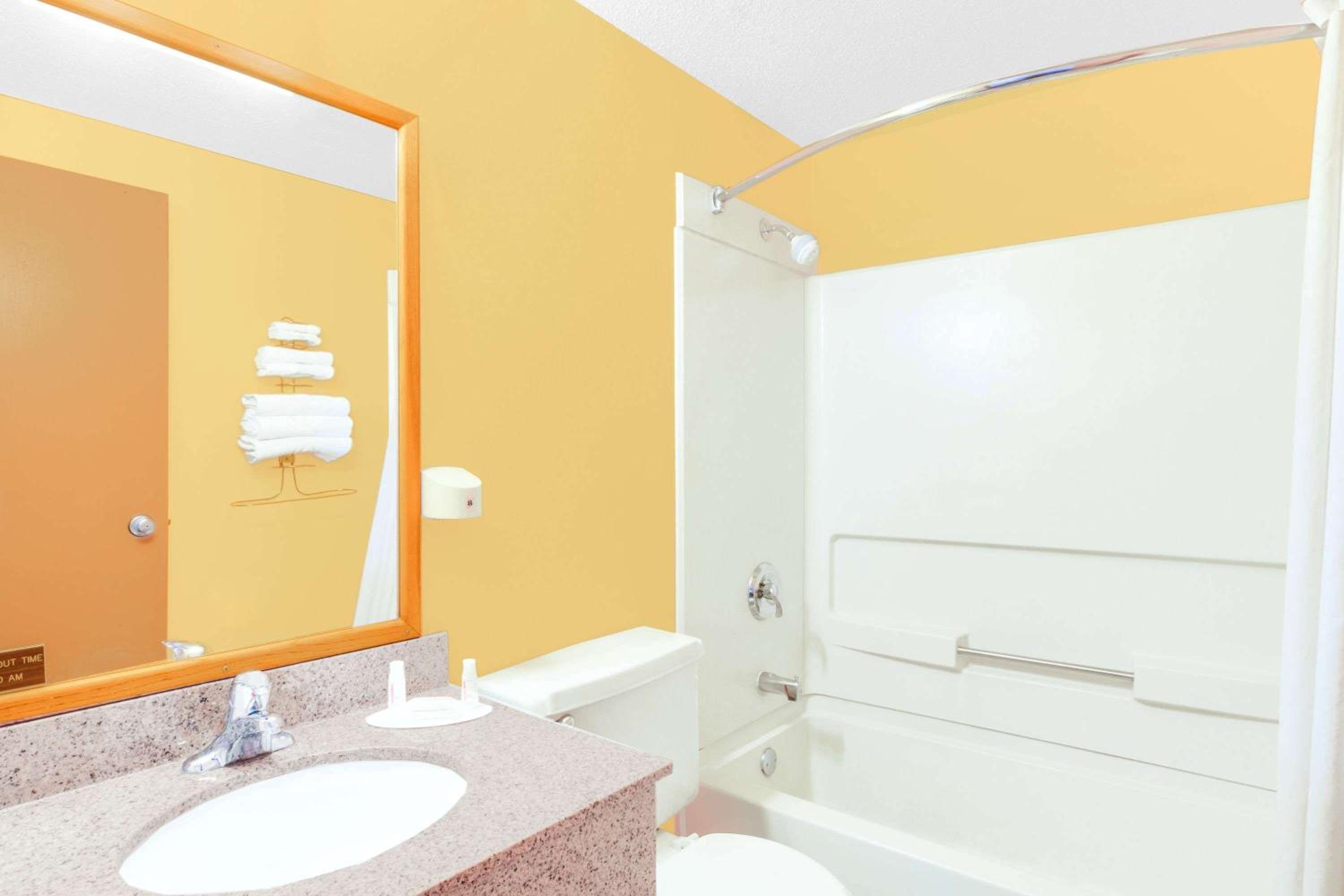 Mitchell Vacations - Super 8 by Wyndham Mitchell - Property Image 13