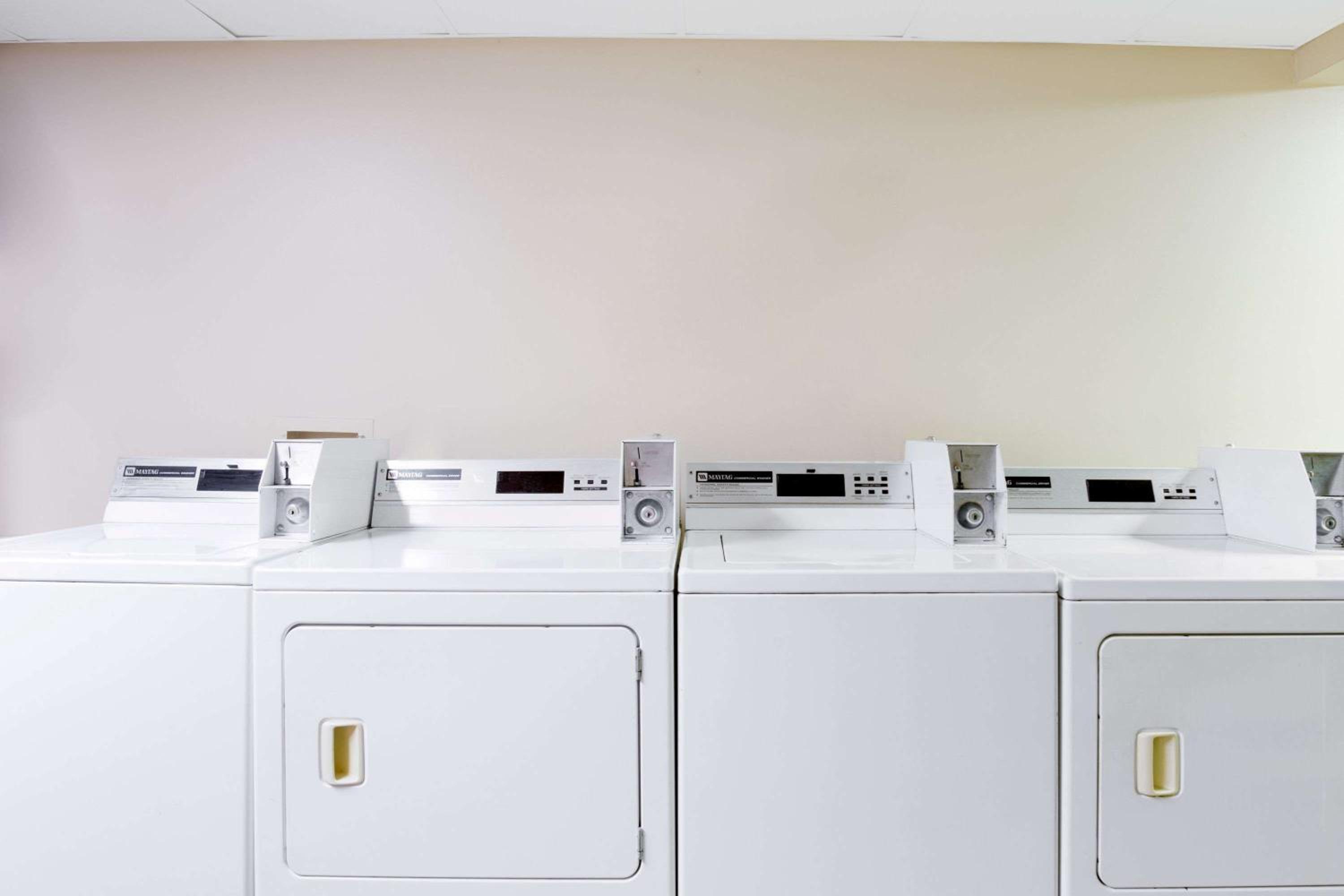 Mitchell Vacations - Super 8 by Wyndham Mitchell - Property Image 9