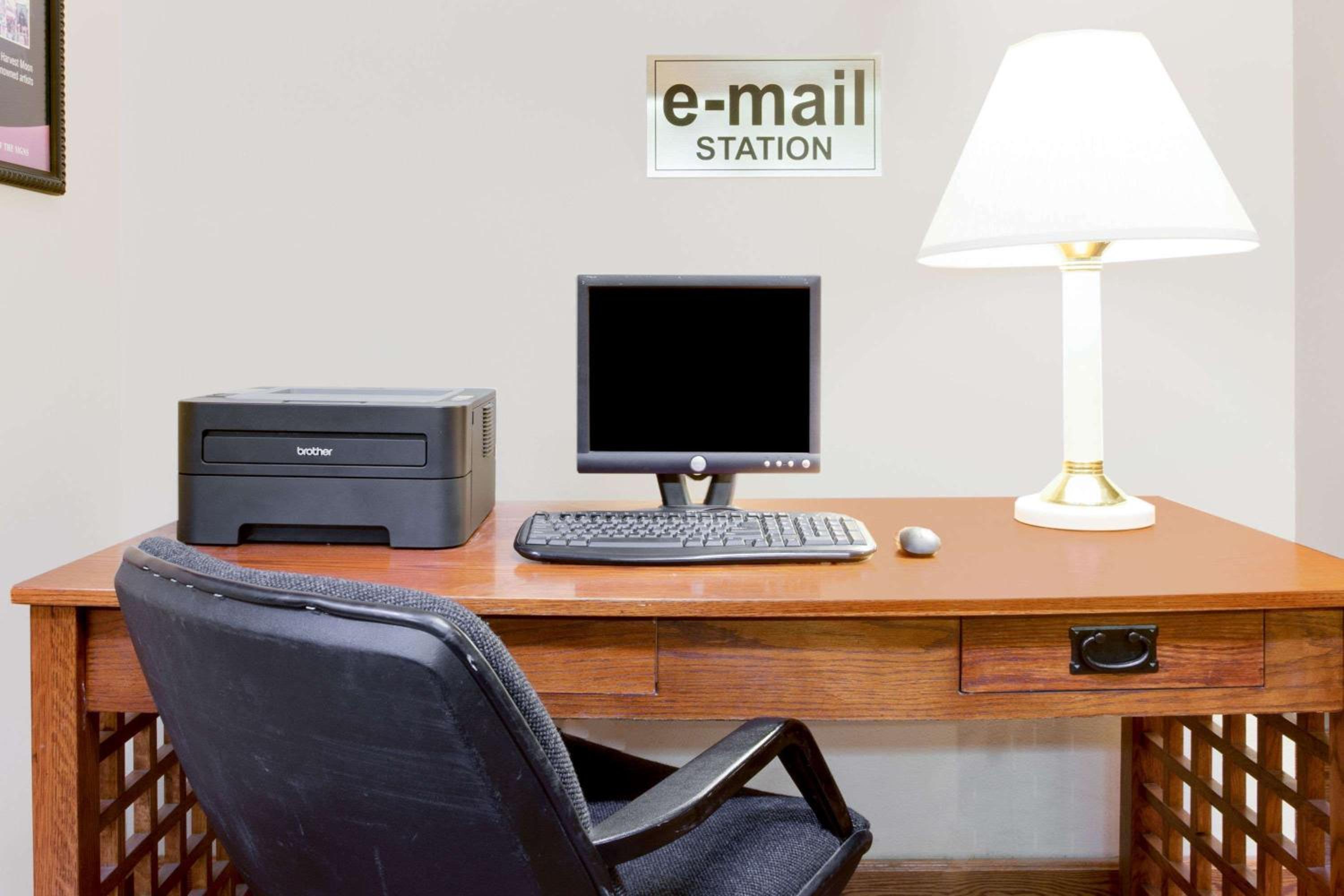 Mitchell Vacations - Super 8 by Wyndham Mitchell - Property Image 7