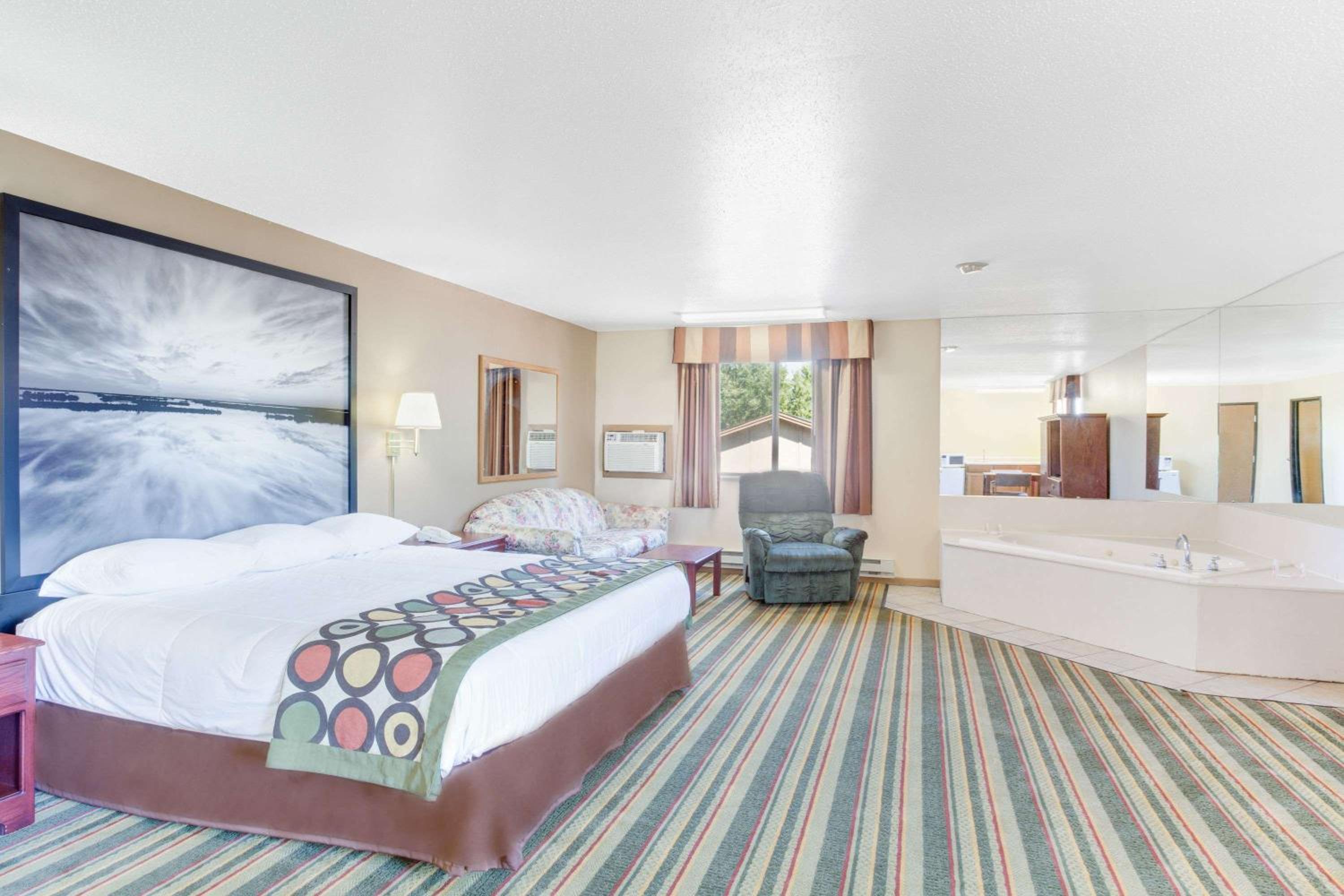 Mitchell Vacations - Super 8 by Wyndham Mitchell - Property Image 12