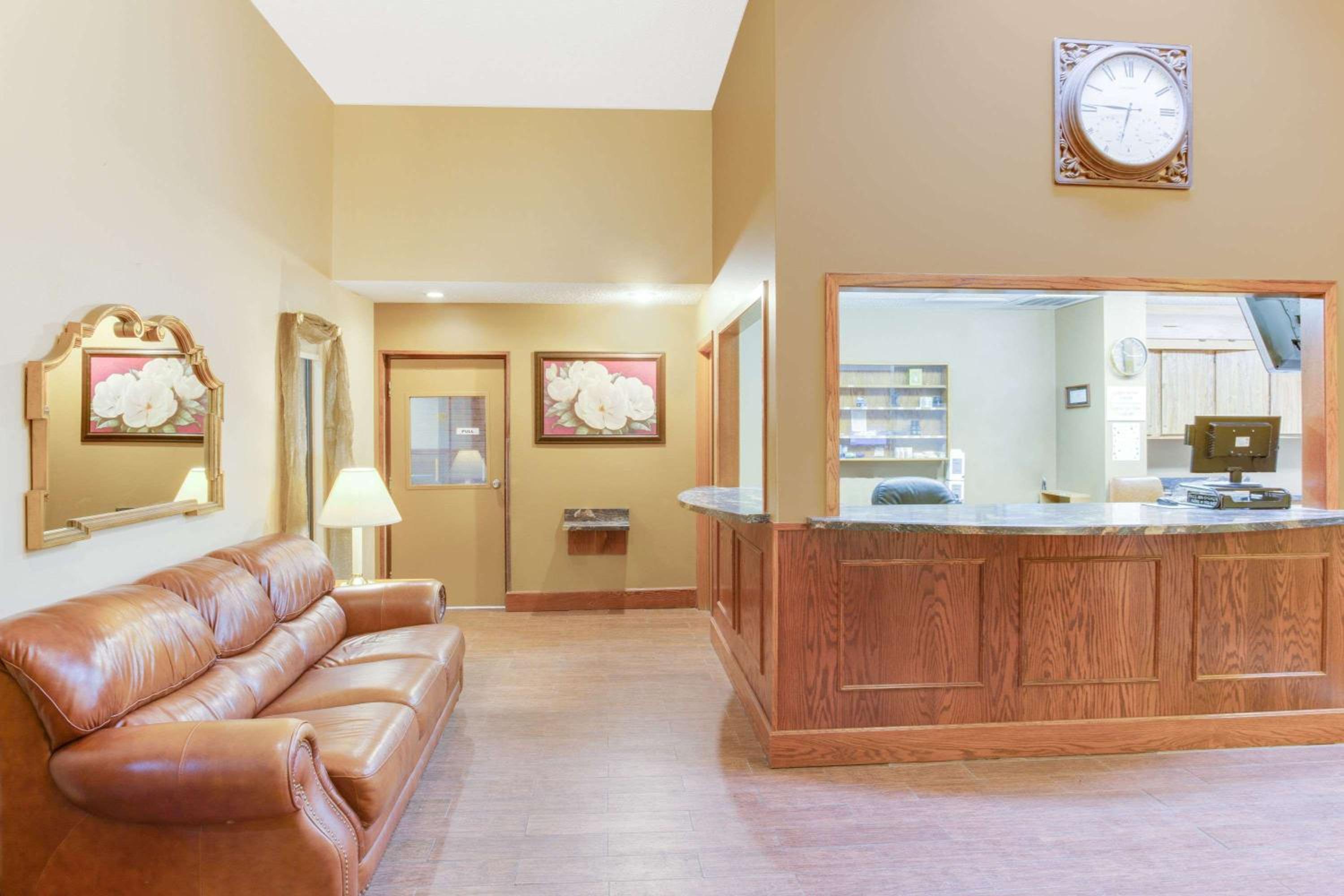 Mitchell Vacations - Super 8 by Wyndham Mitchell - Property Image 3