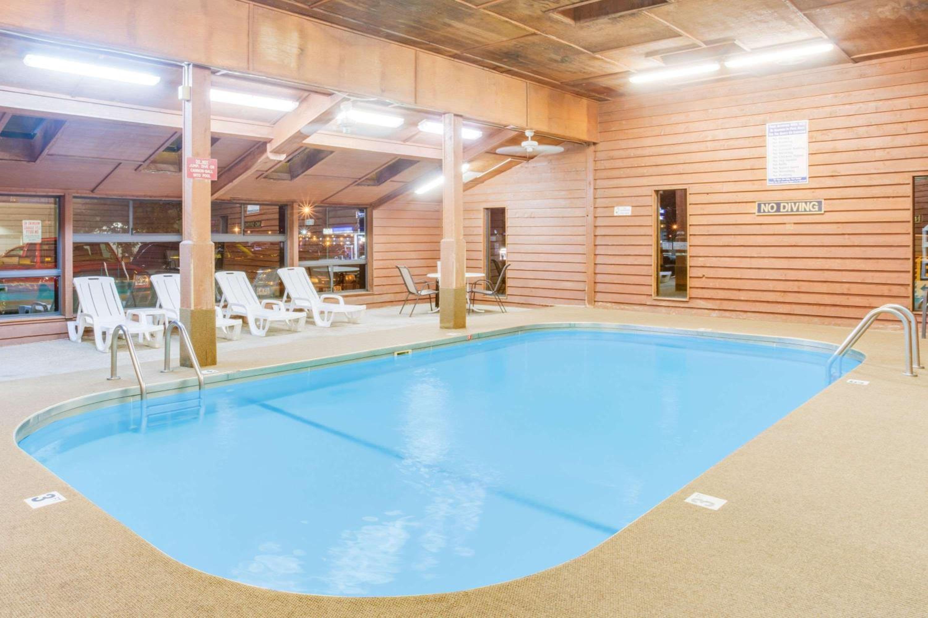 Mitchell Vacations - Super 8 by Wyndham Mitchell - Property Image 4